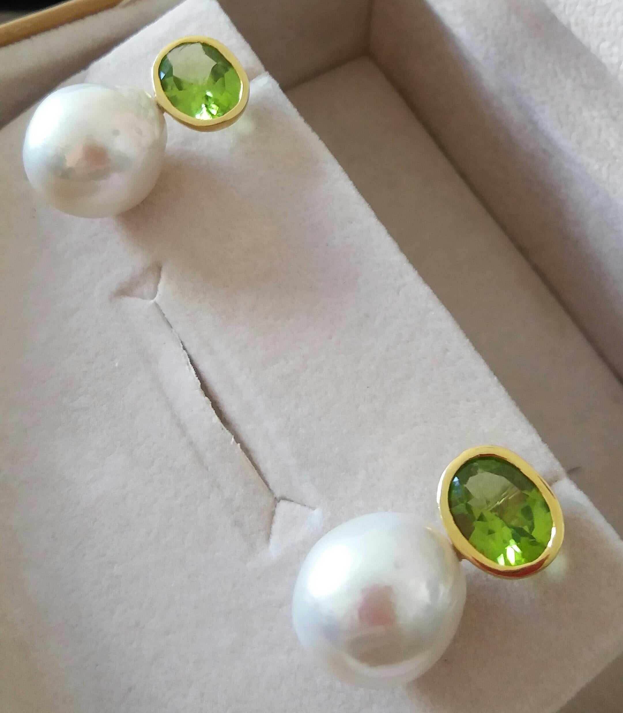 Oval Faceted Peridot 14 Karat Yellow Gold Bezel Baroque Pearls Stud Earrings For Sale 7
