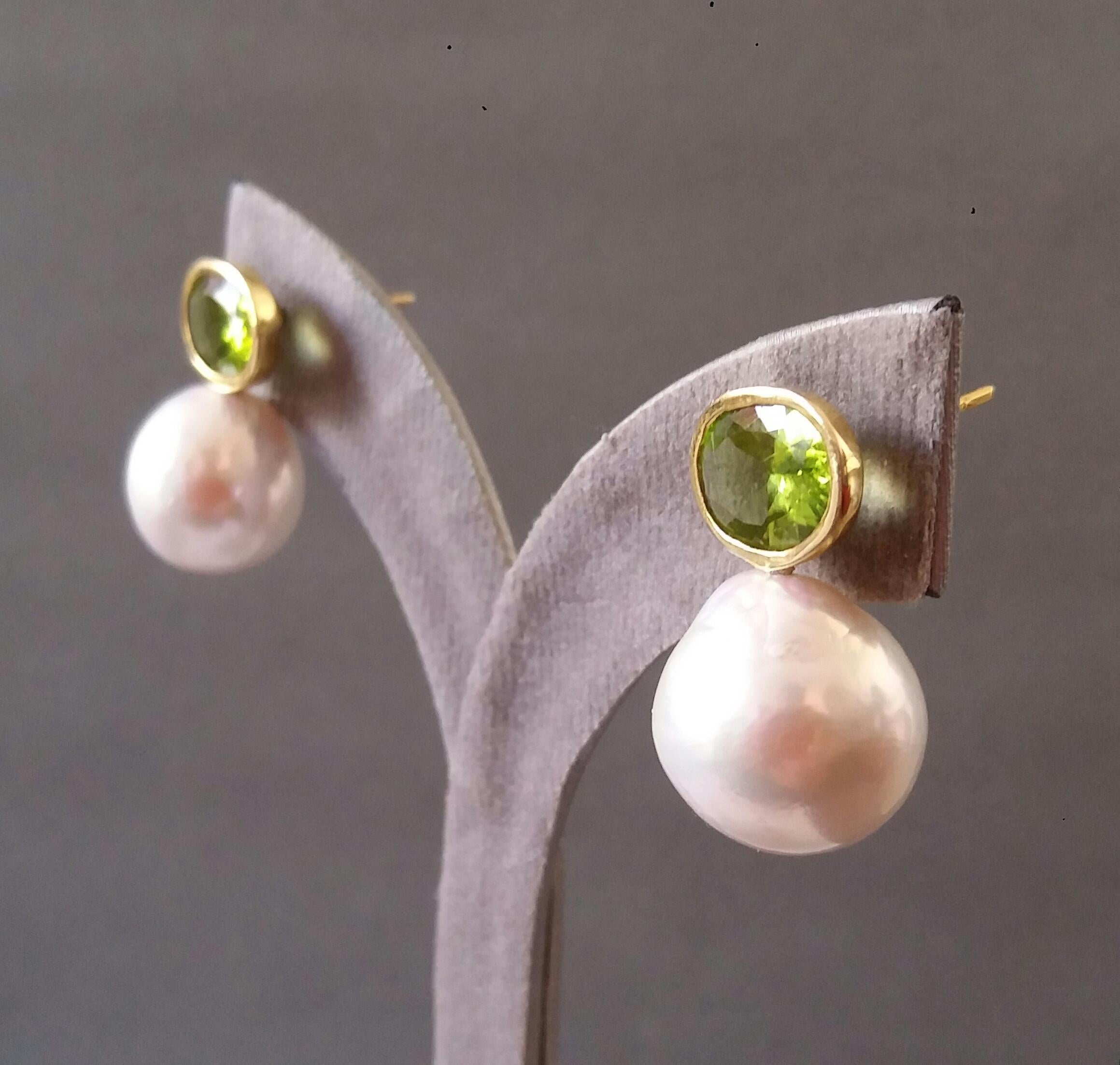 Oval Faceted Peridot 14 Karat Yellow Gold Bezel Baroque Pearls Stud Earrings For Sale 10