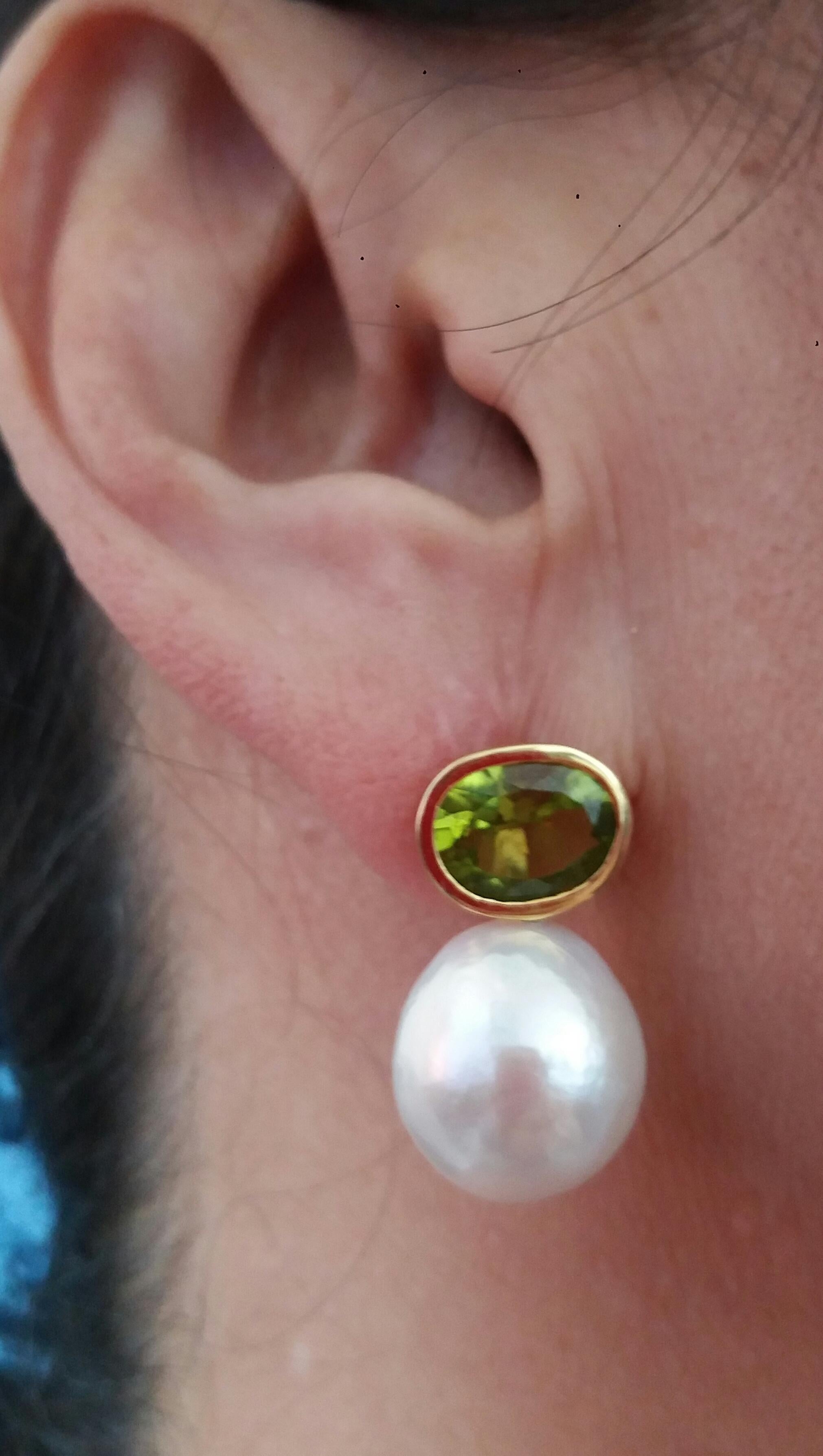 Oval Faceted Peridot 14 Karat Yellow Gold Bezel Baroque Pearls Stud Earrings For Sale 13