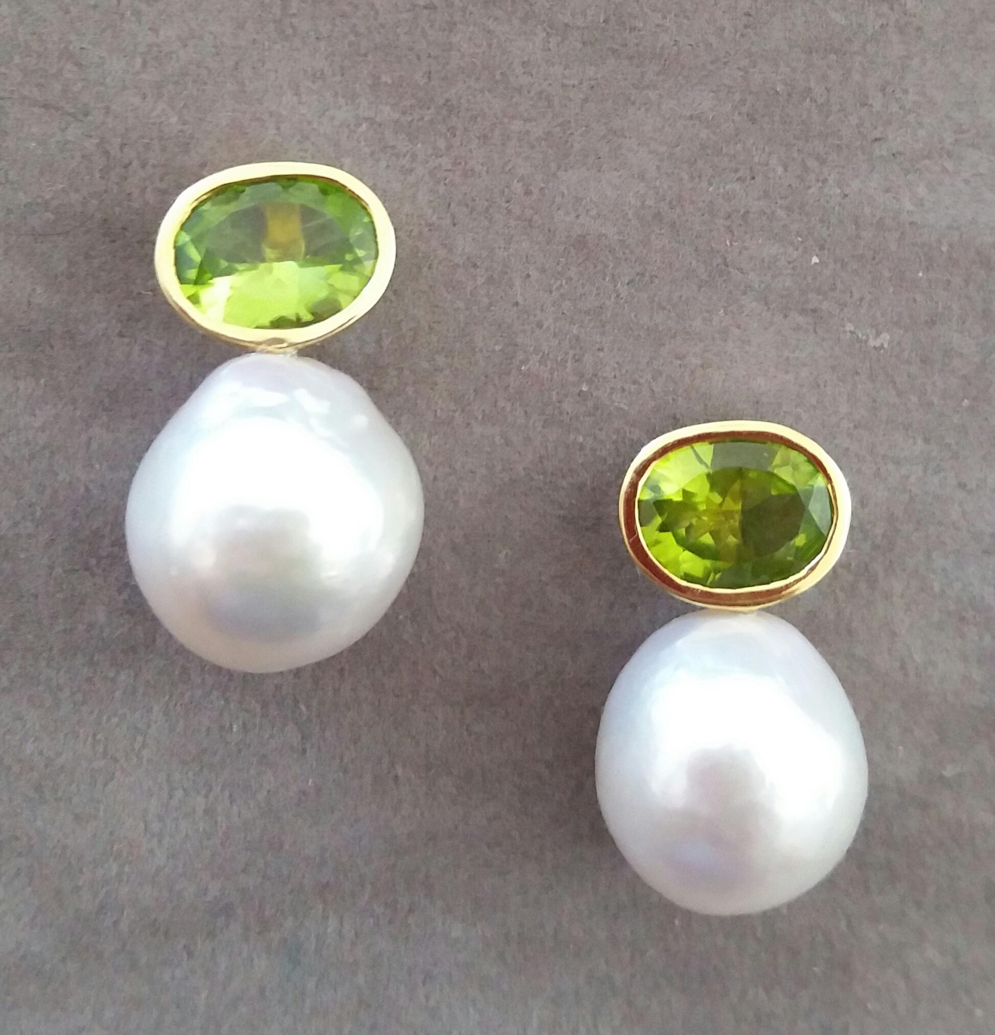 Contemporary Oval Faceted Peridot 14 Karat Yellow Gold Bezel Baroque Pearls Stud Earrings For Sale