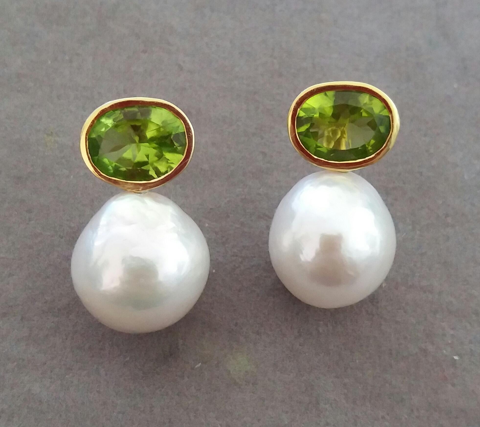Oval Faceted Peridot 14 Karat Yellow Gold Bezel Baroque Pearls Stud Earrings In Good Condition For Sale In Bangkok, TH