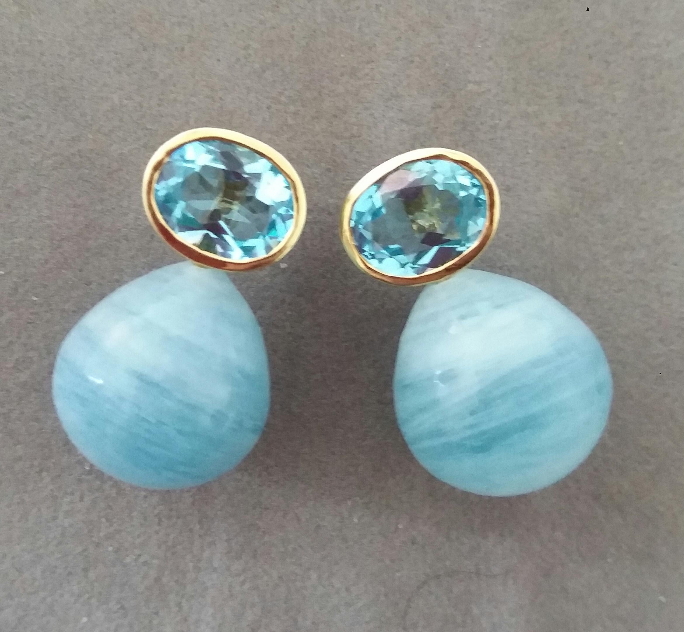 Ovaler facettierter Himmelblauer Topas 14K Gelbgold Aquamarin schlichte runde Tropfenohrringe (Gemischter Schliff) im Angebot