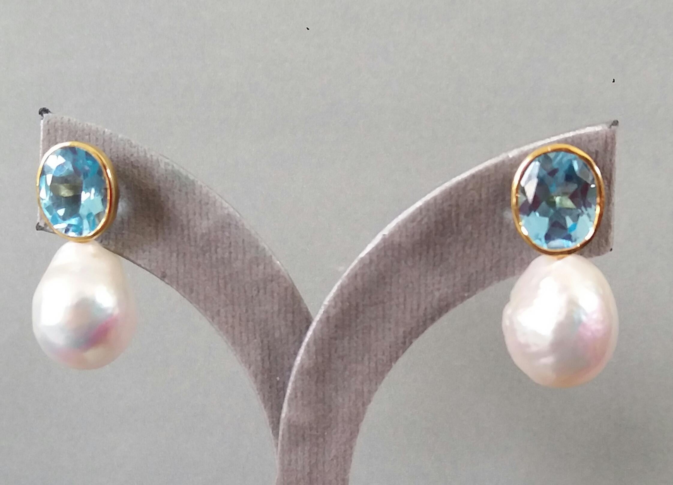 Pendientes ovalados facetados de topacio azul celeste y oro blanco en forma de pera con perlas barrocas en venta 4