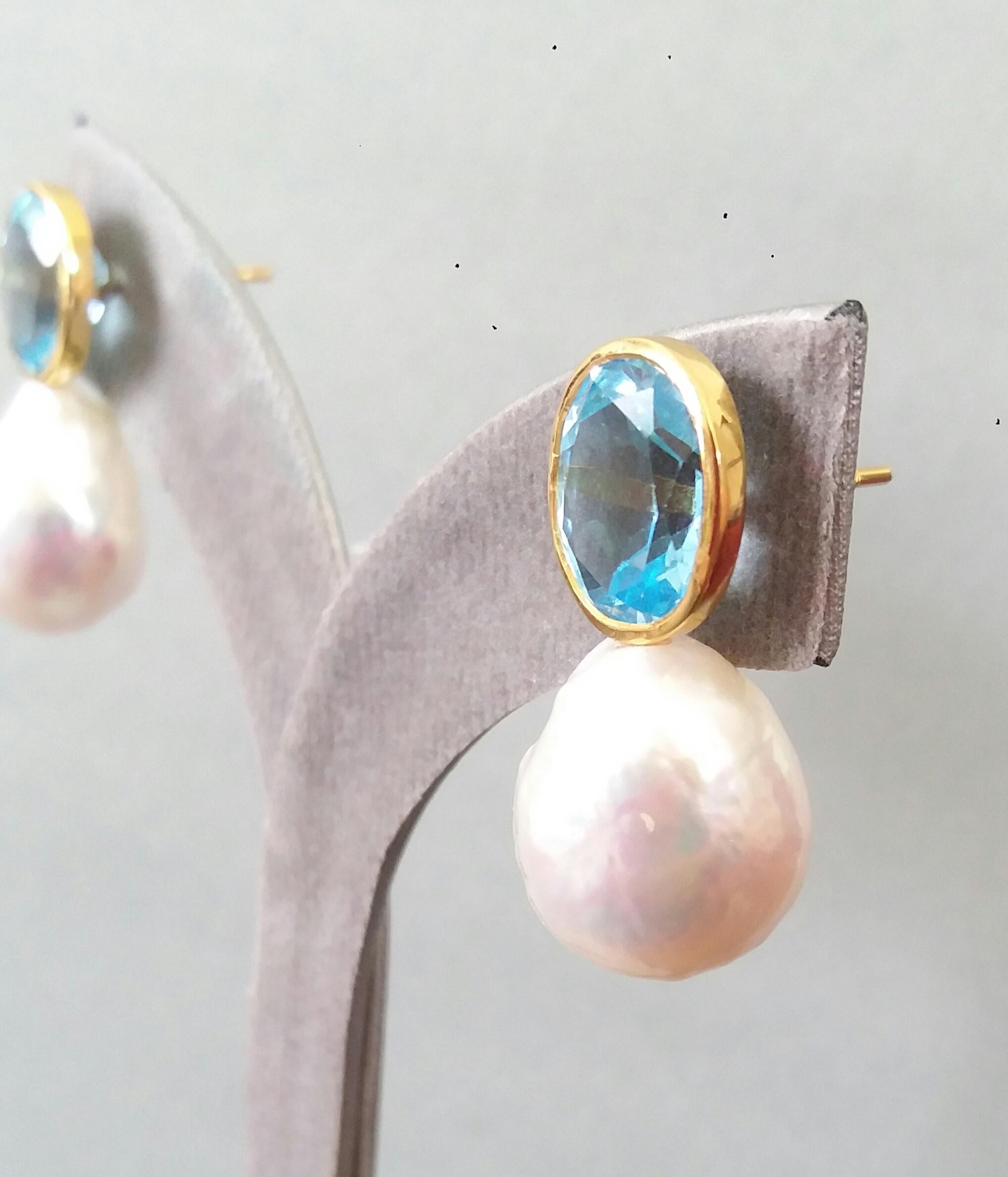 Pendientes ovalados facetados de topacio azul celeste y oro blanco en forma de pera con perlas barrocas en venta 5