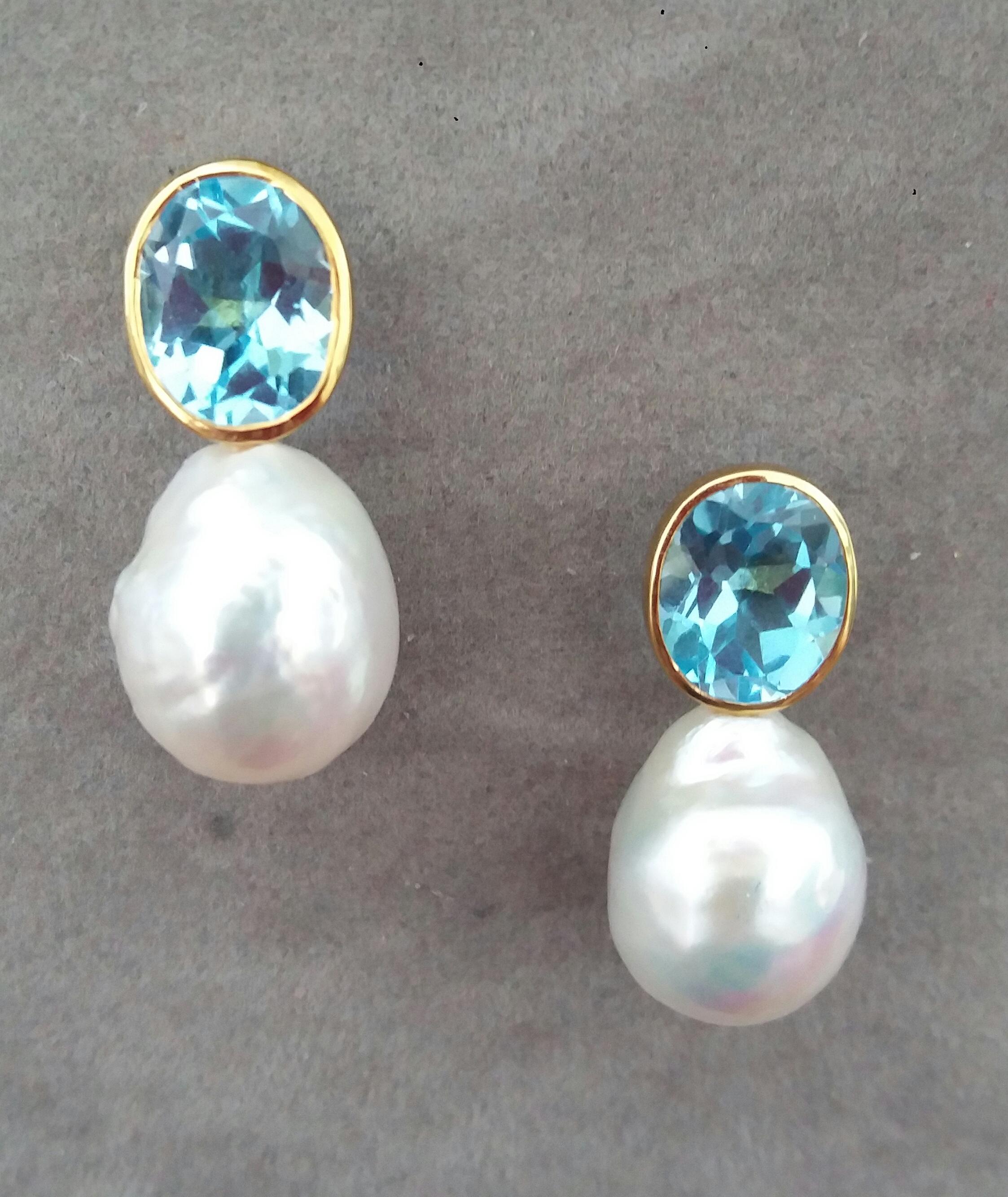Ovale facettierte himmelblaue Topase Gold weiß birnenförmig barocke Perlen Ohrstecker (Zeitgenössisch) im Angebot