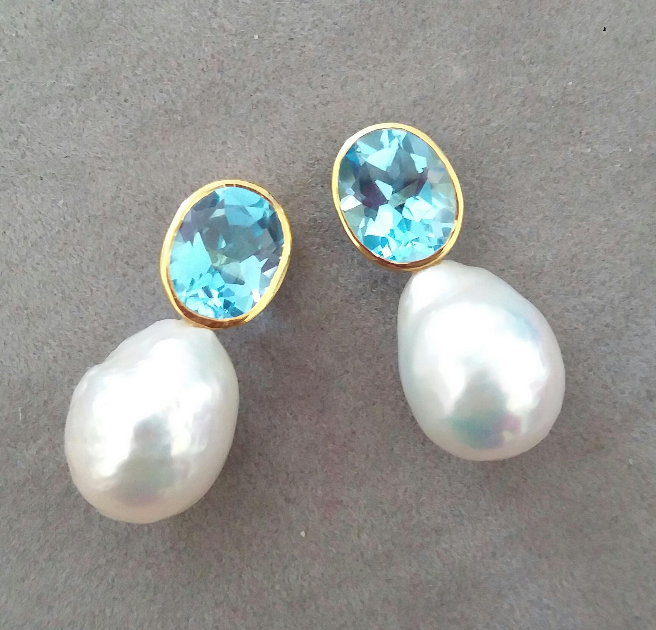 Pendientes ovalados facetados de topacio azul celeste y oro blanco en forma de pera con perlas barrocas Corte oval en venta