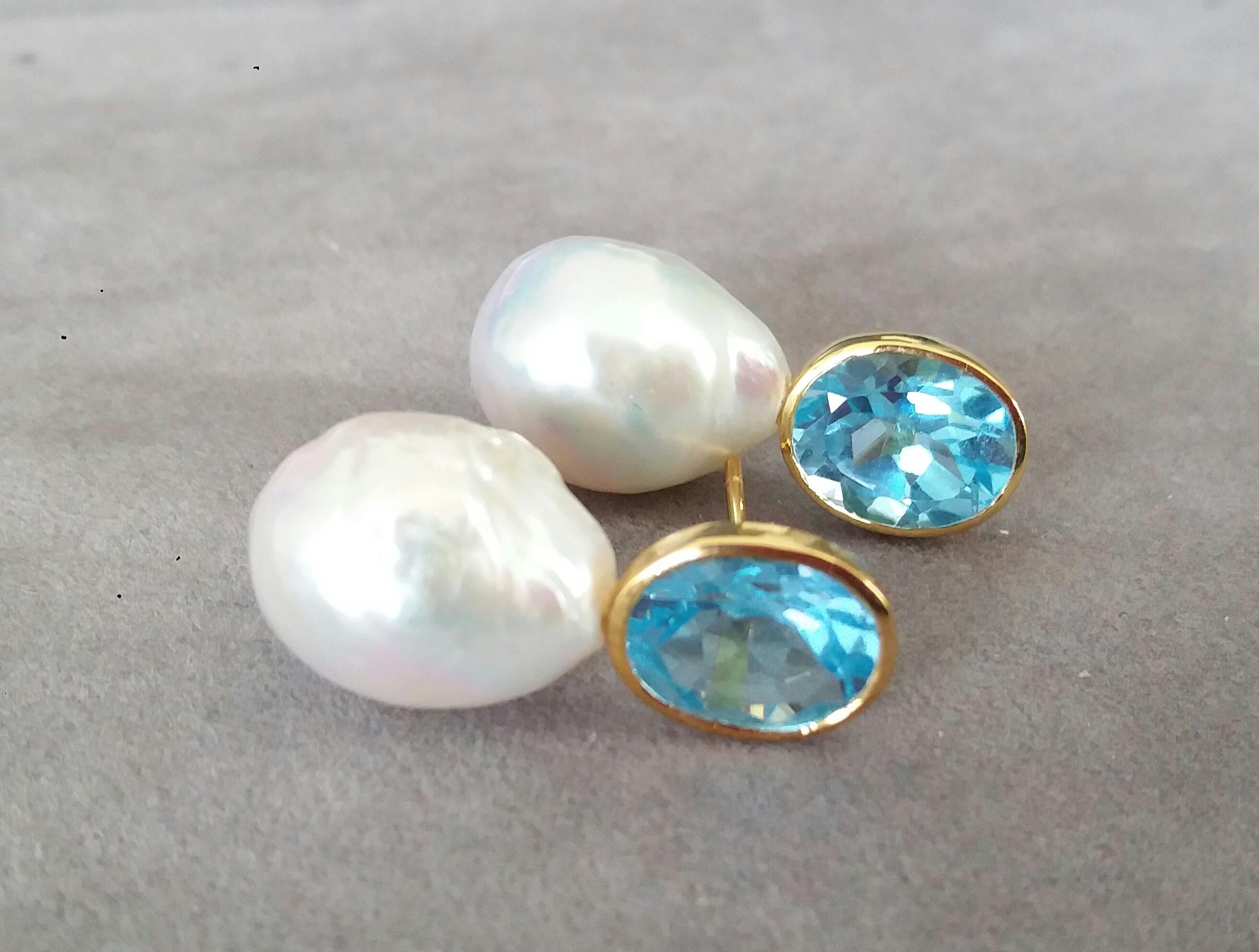 Ovale facettierte himmelblaue Topase Gold weiß birnenförmig barocke Perlen Ohrstecker im Zustand „Gut“ im Angebot in Bangkok, TH