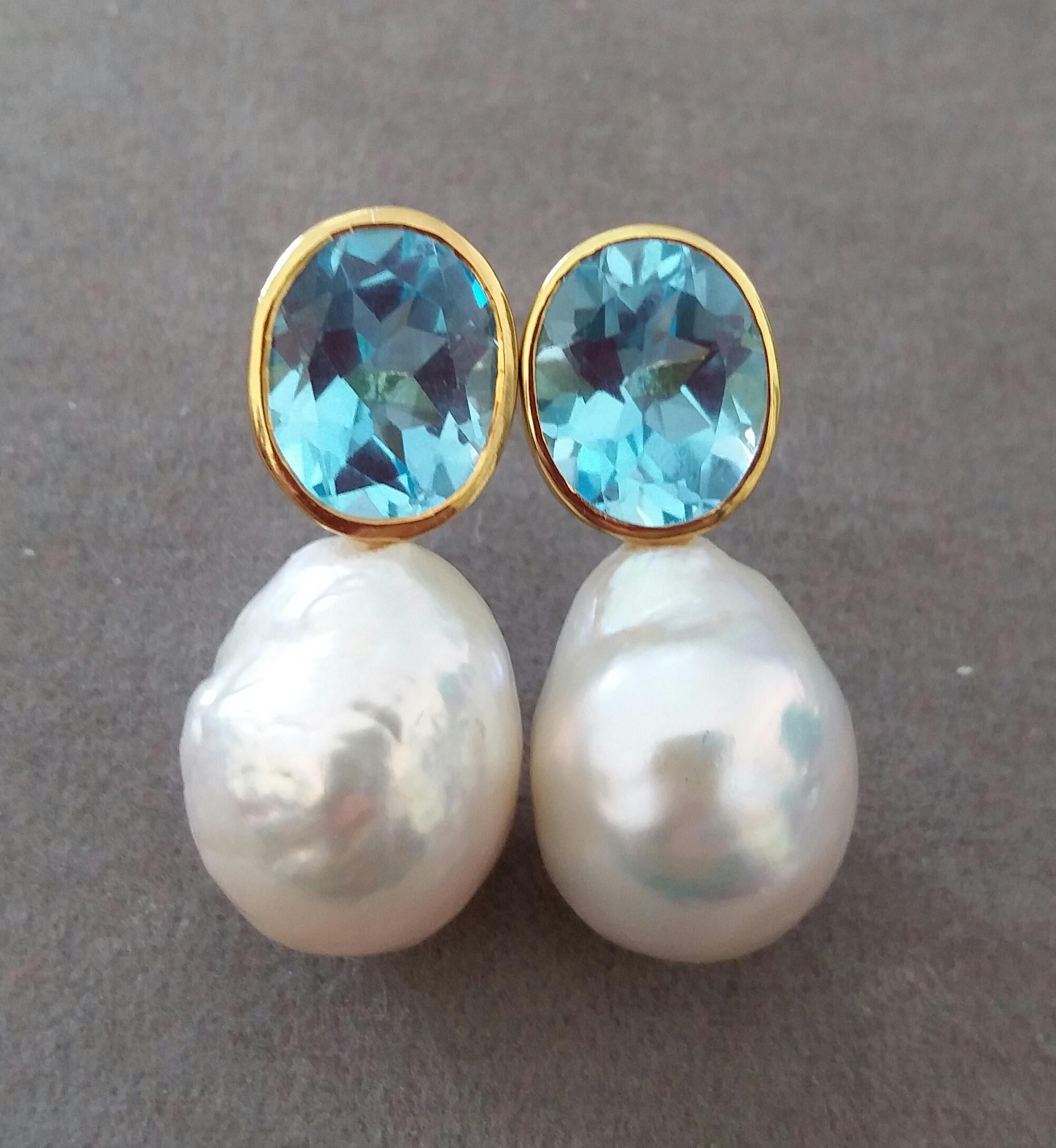 Ovale facettierte himmelblaue Topase Gold weiß birnenförmig barocke Perlen Ohrstecker Damen im Angebot