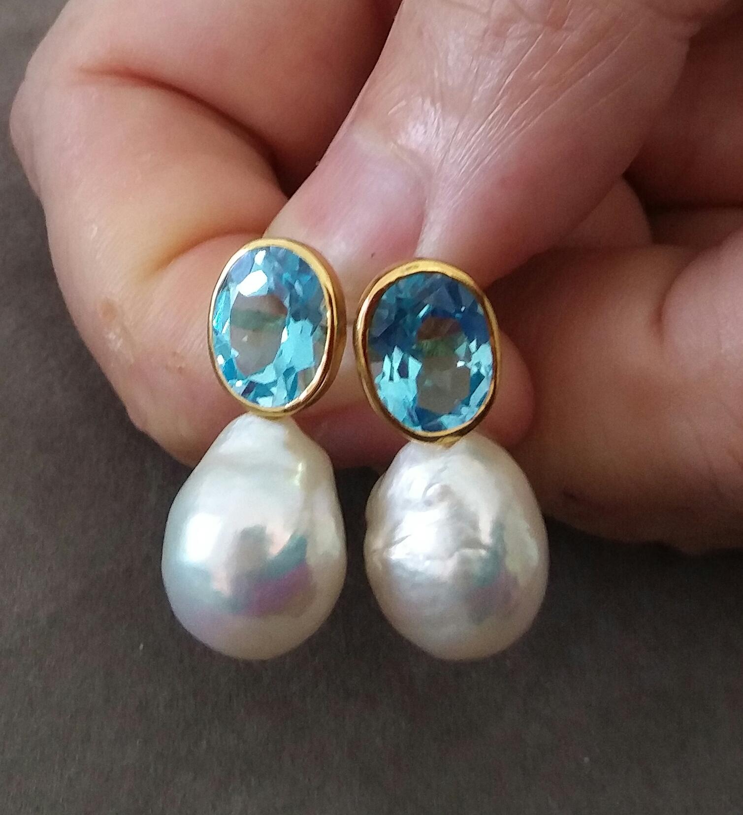 Pendientes ovalados facetados de topacio azul celeste y oro blanco en forma de pera con perlas barrocas en venta 1