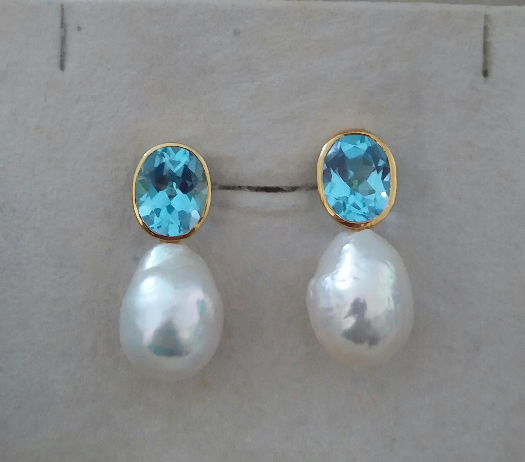 Pendientes ovalados facetados de topacio azul celeste y oro blanco en forma de pera con perlas barrocas en venta 2