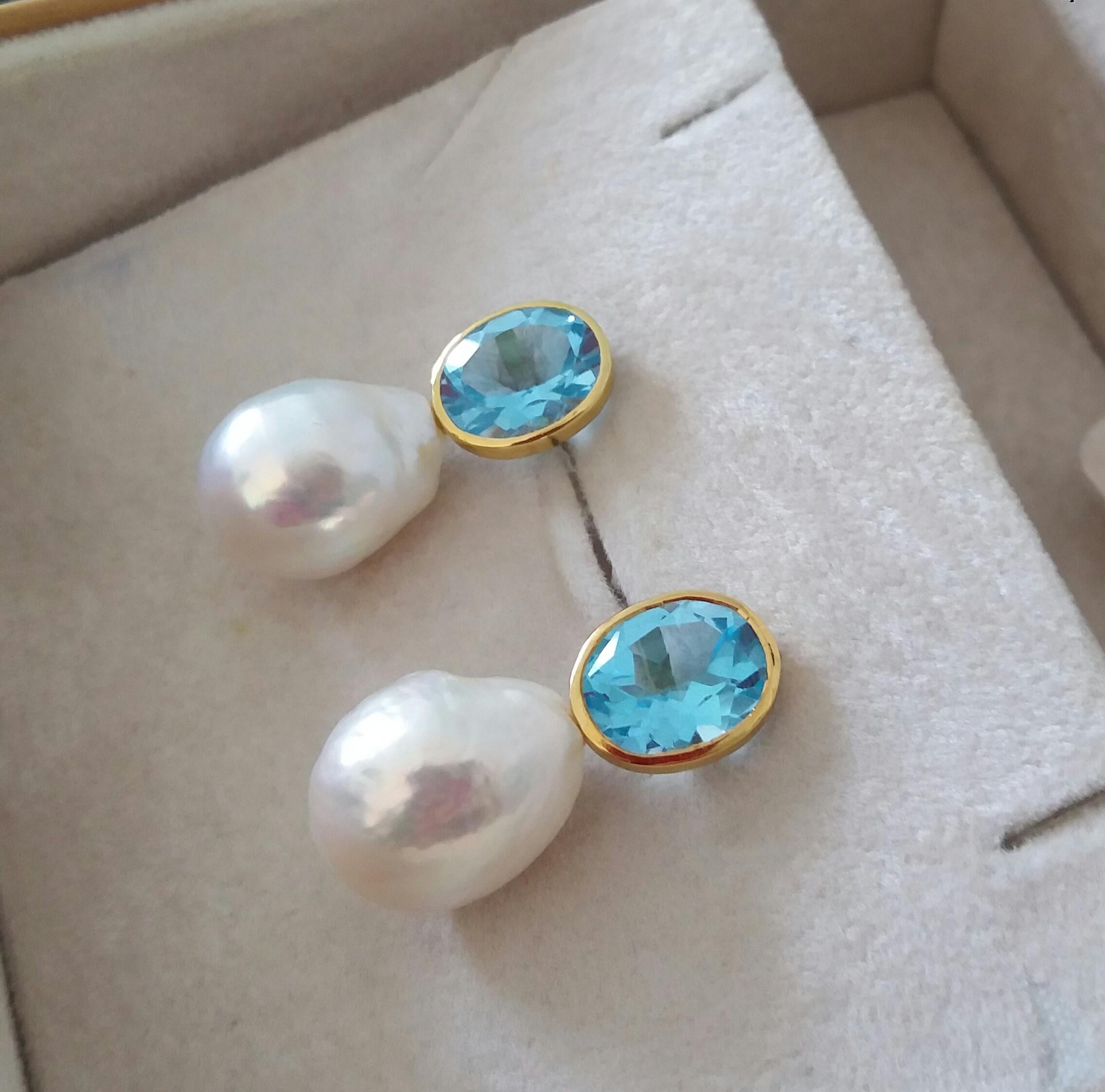 Pendientes ovalados facetados de topacio azul celeste y oro blanco en forma de pera con perlas barrocas en venta 3