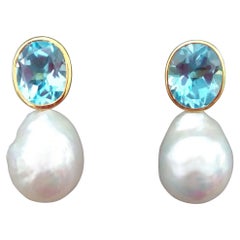 Pendientes ovalados facetados de topacio azul celeste y oro blanco en forma de pera con perlas barrocas