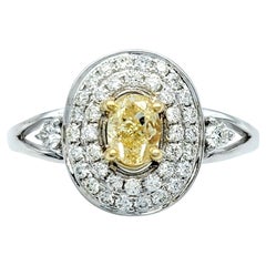 Diamante giallo ovale fantasia con doppio diamante bianco incastonato in oro bianco