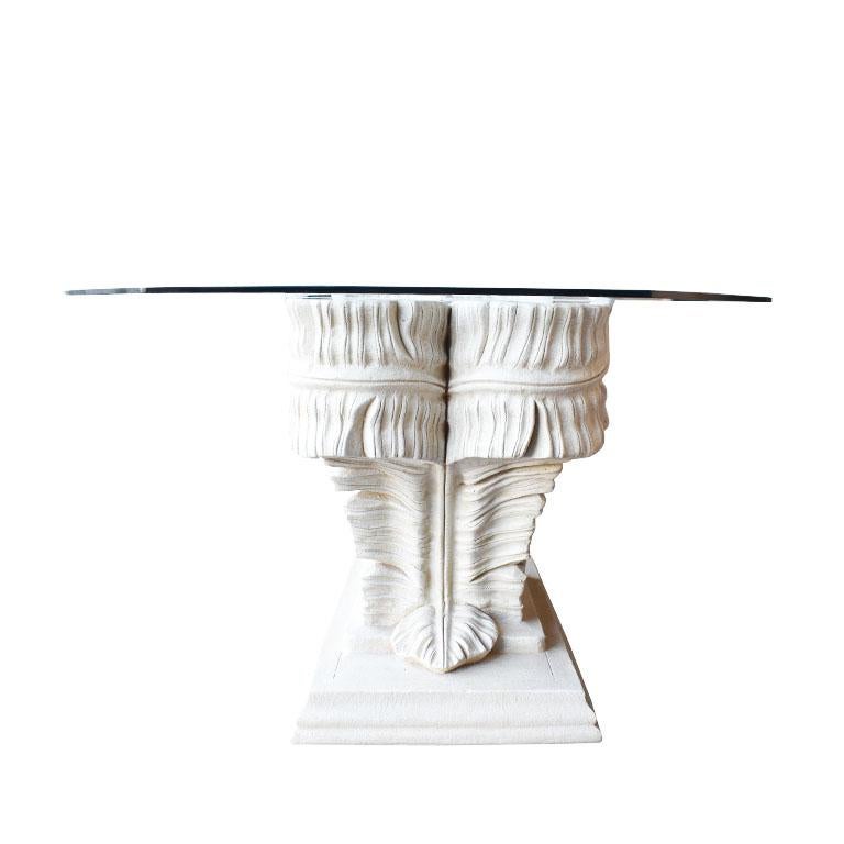Ein prächtiger Hollywood Regency Esstisch mit Palmblattfuß aus Gips und ovaler Glasplatte. Mit dem Sockel aus Holzimitat und dem Palmblatt-Detail wird dieser Tisch zum Blickfang in jedem Esszimmer.

Maße: 60