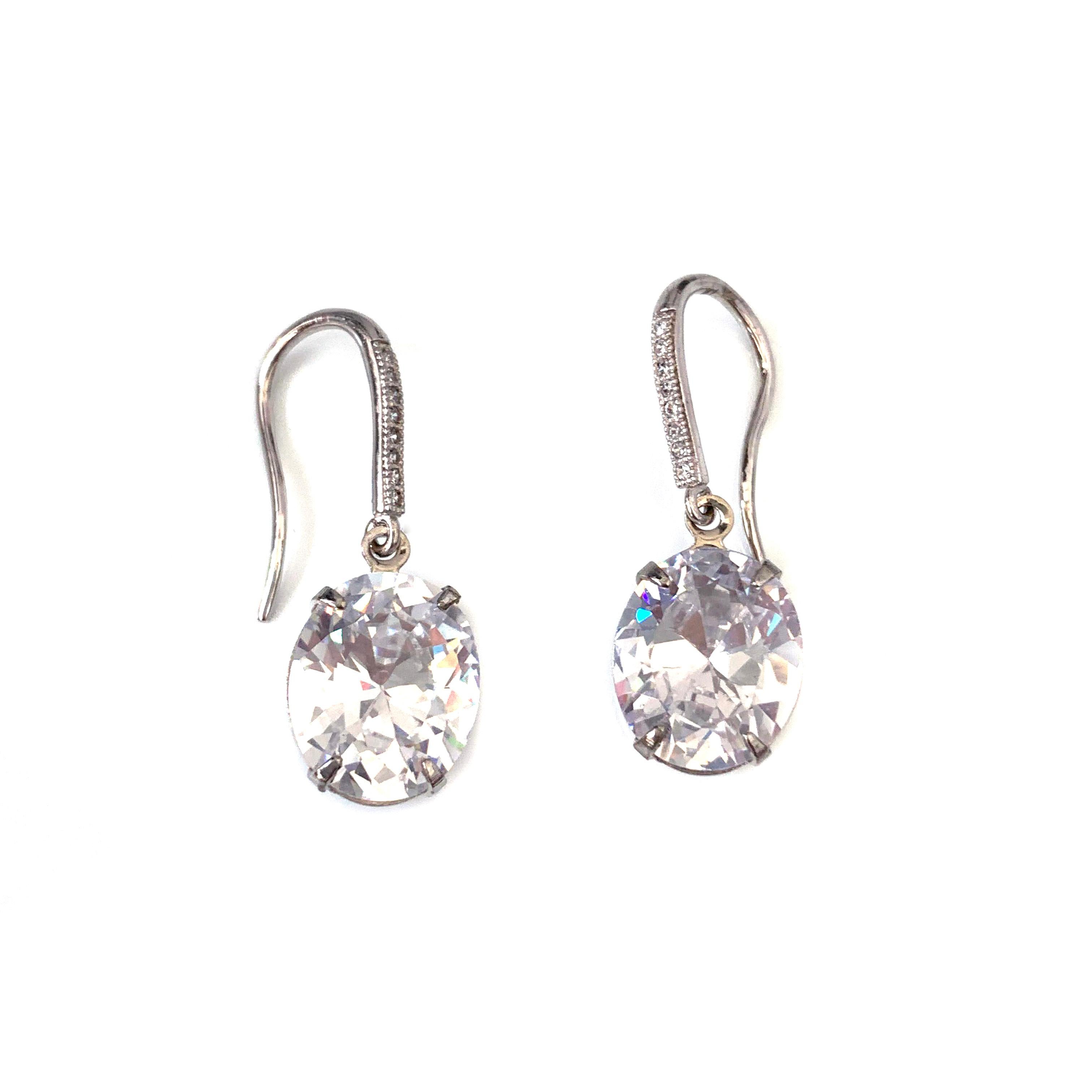 Oval faux diamond on micropave sterling silver hook earrings

The earrings feature 2 beautiful 10x12mm oval-shape faux diamond cubic zirconia, and micropave round faux diamond platinum plated sterling silver hook.

Total length: 1