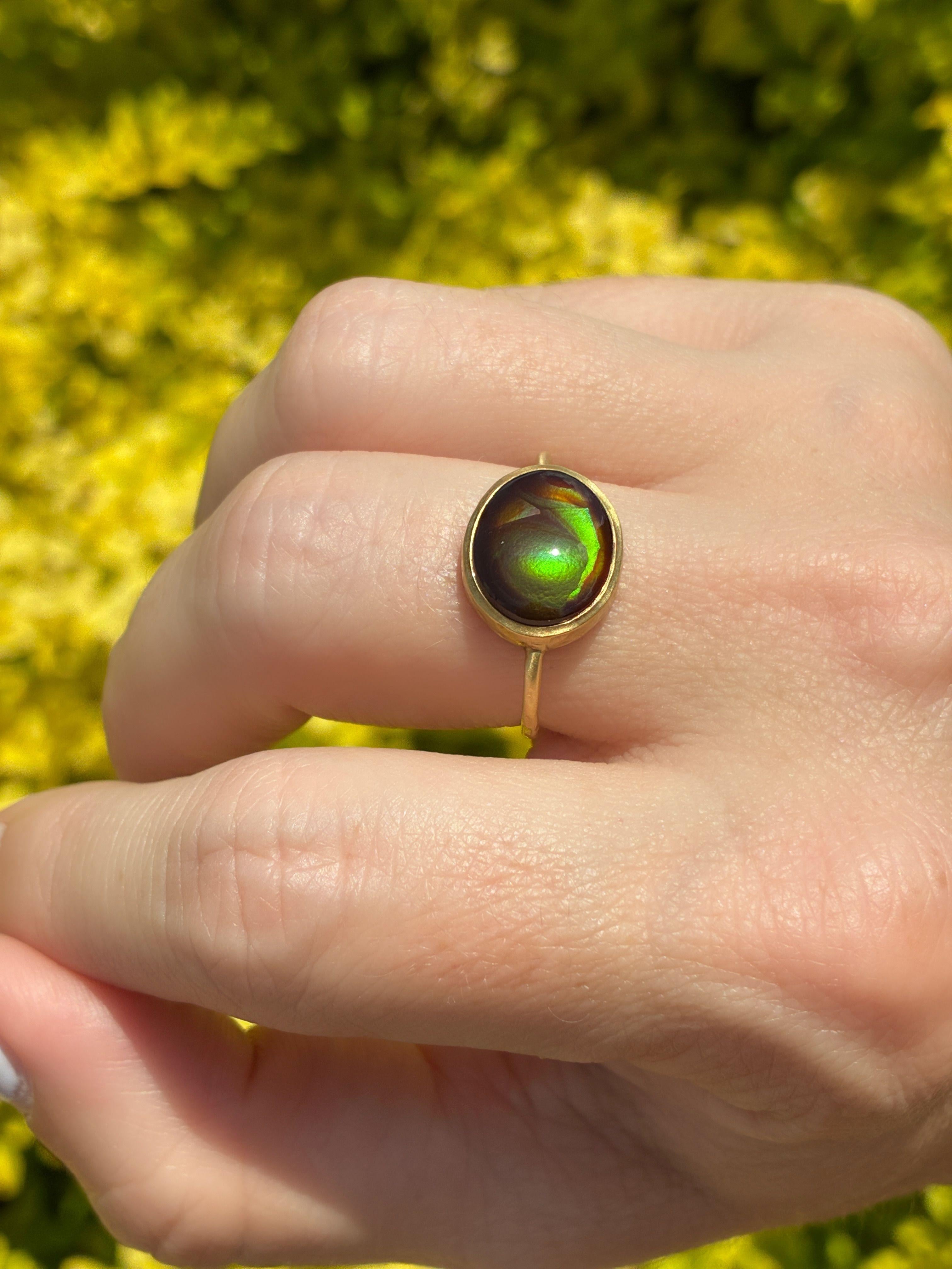 Anello unico nel suo genere, realizzato a mano dal designer di gioielli Tej Kothari in oro giallo 18 carati con finitura opaca, che presenta una magnifica agata di fuoco ovale con una straordinaria crescita botrioidale. 

L'agata di fuoco botrioide