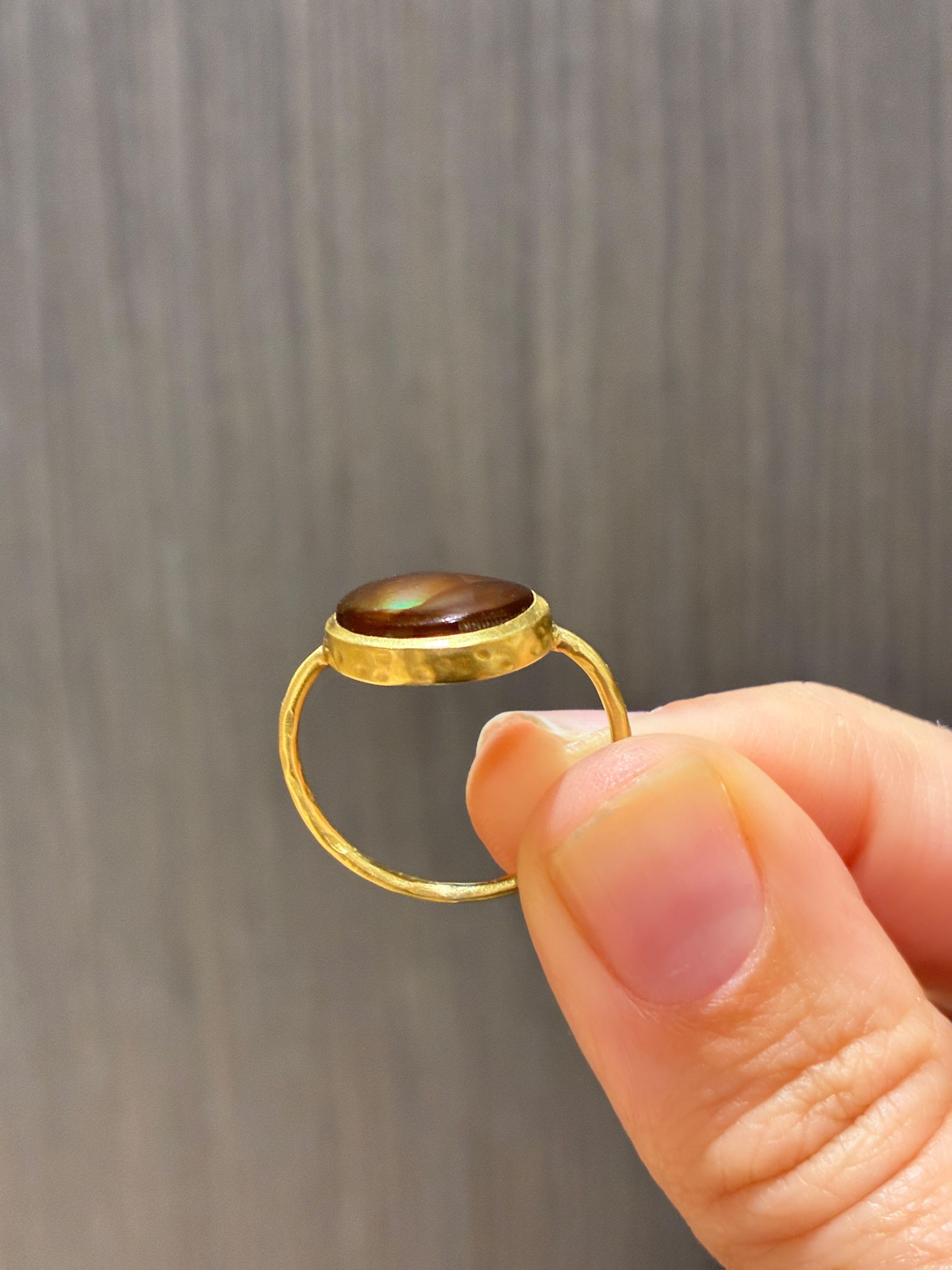 da uomo o donna Anello ovale di agata di fuoco cabochon in oro giallo, unico nel suo genere, Kothari 2024 in vendita