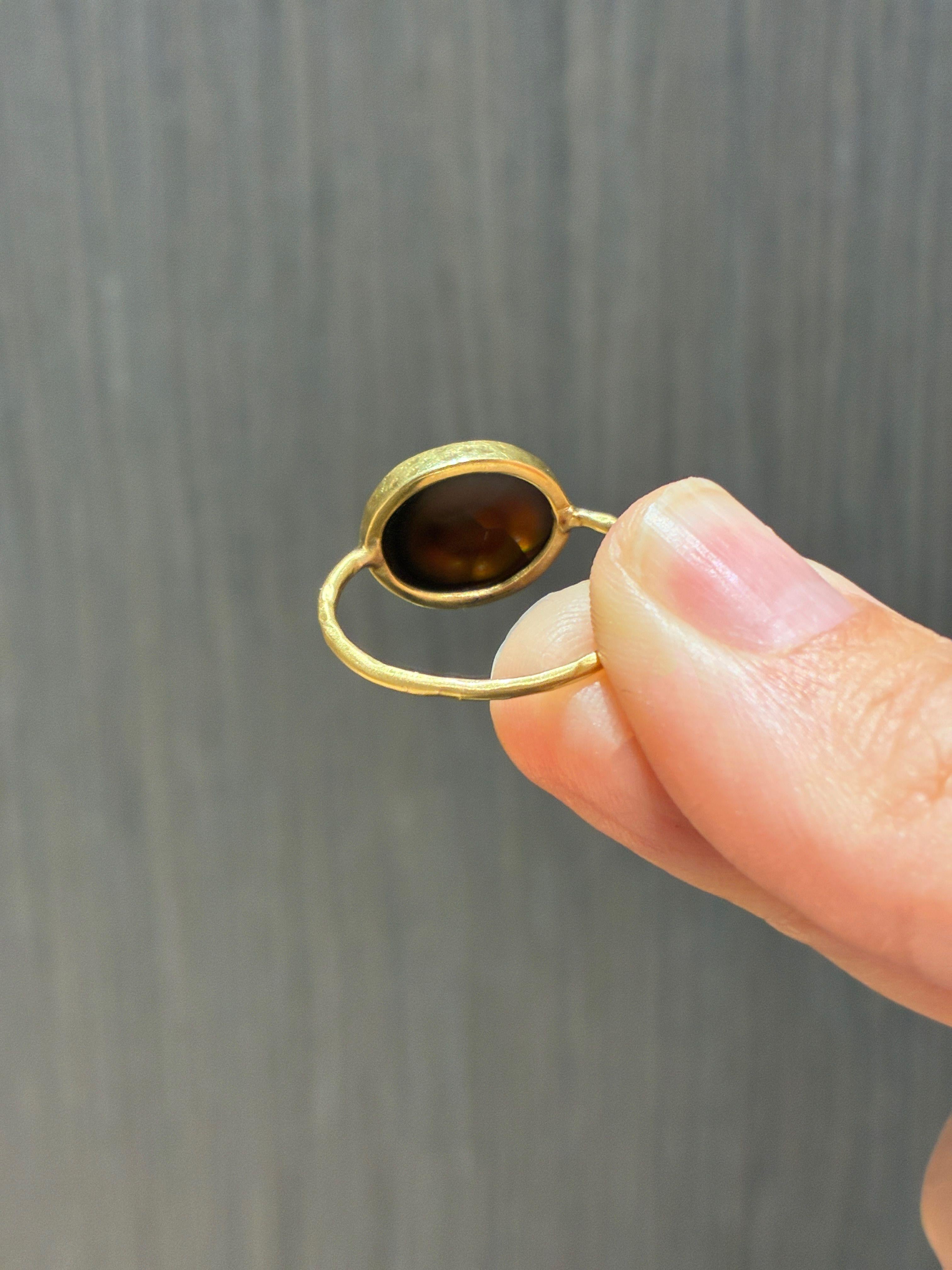 Anello ovale di agata di fuoco cabochon in oro giallo, unico nel suo genere, Kothari 2024 in vendita 1