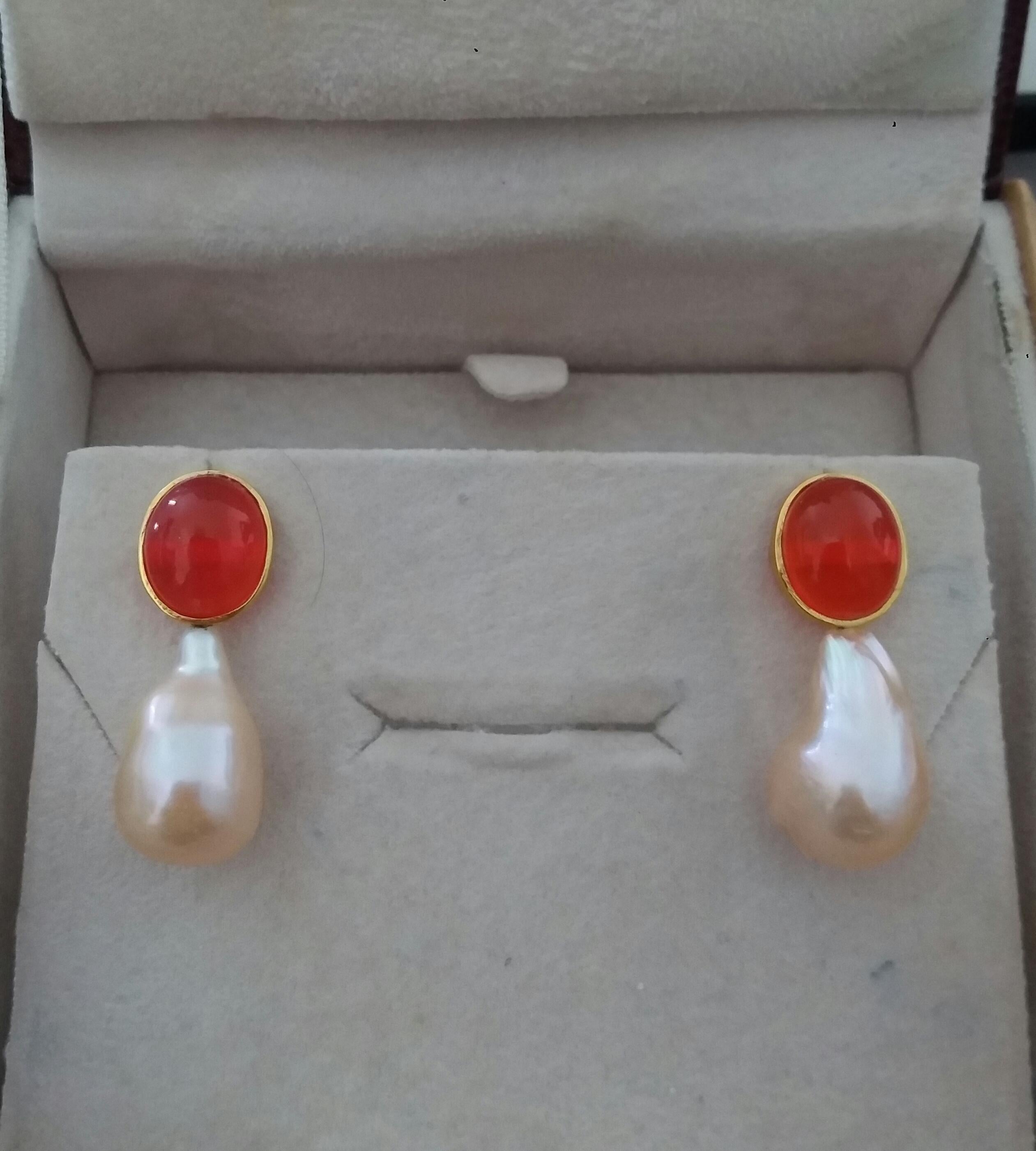 Oval Fire Opal Cabochons Cream Color Baroque Pearls 14K Gold Bezel Stud Earrings In Good Condition For Sale In Bangkok, TH