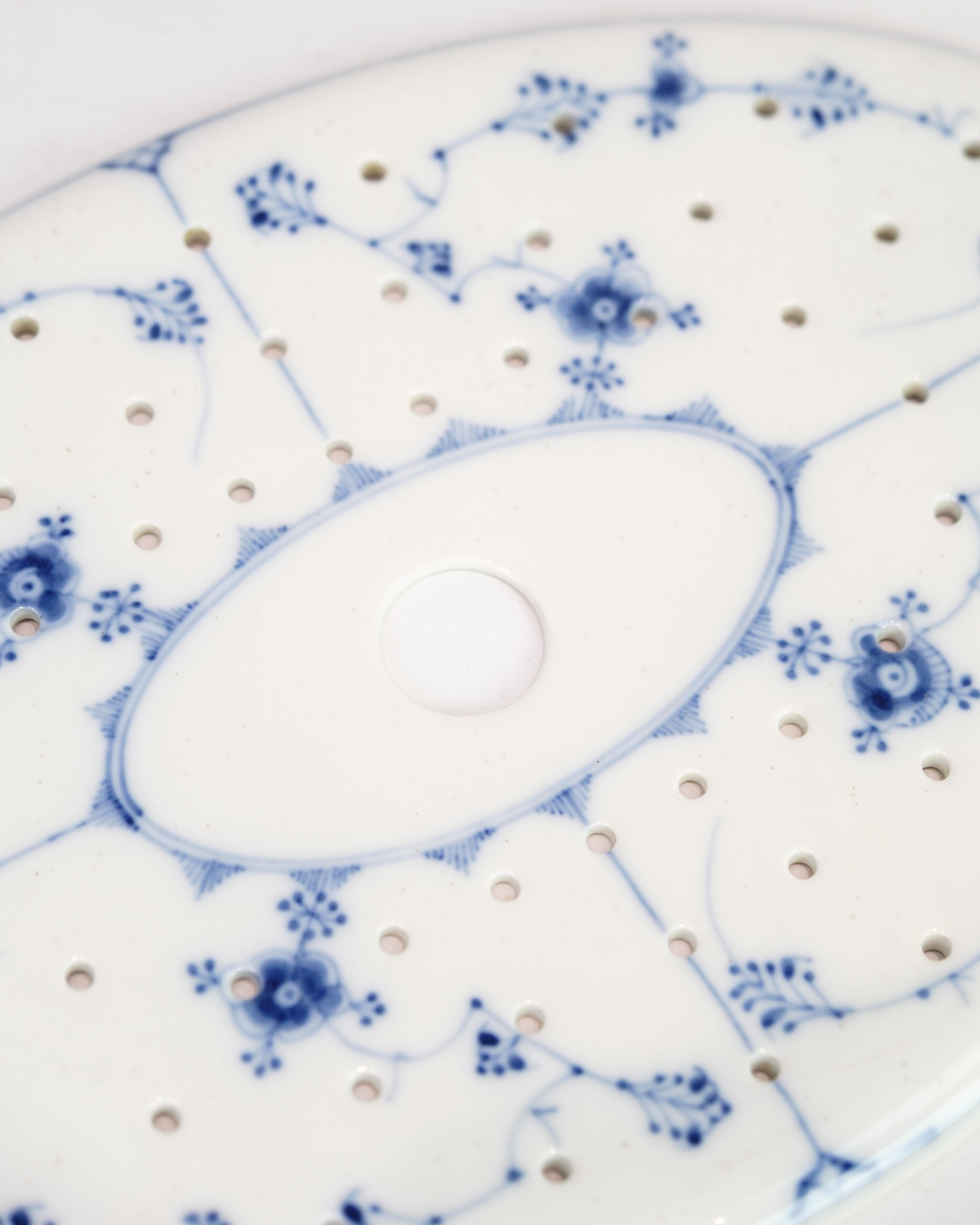 Peint à la main Assiette ovale de pêcheur Déc. 1/110 By Royal Copenhagen en vente