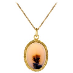 Collier pendentif en or jaune avec granulation et agate de forme ovale à motifs floraux en agate