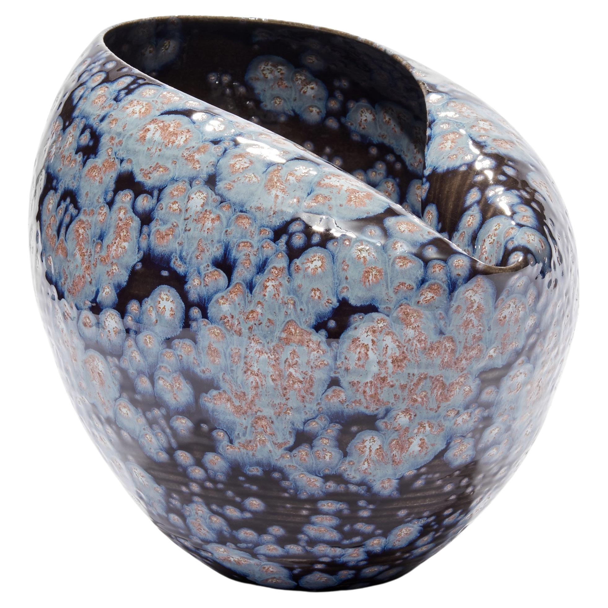 Forme ovale en bleu Galactic No 88, un récipient en céramique de Nicholas Arroyave-Portela
