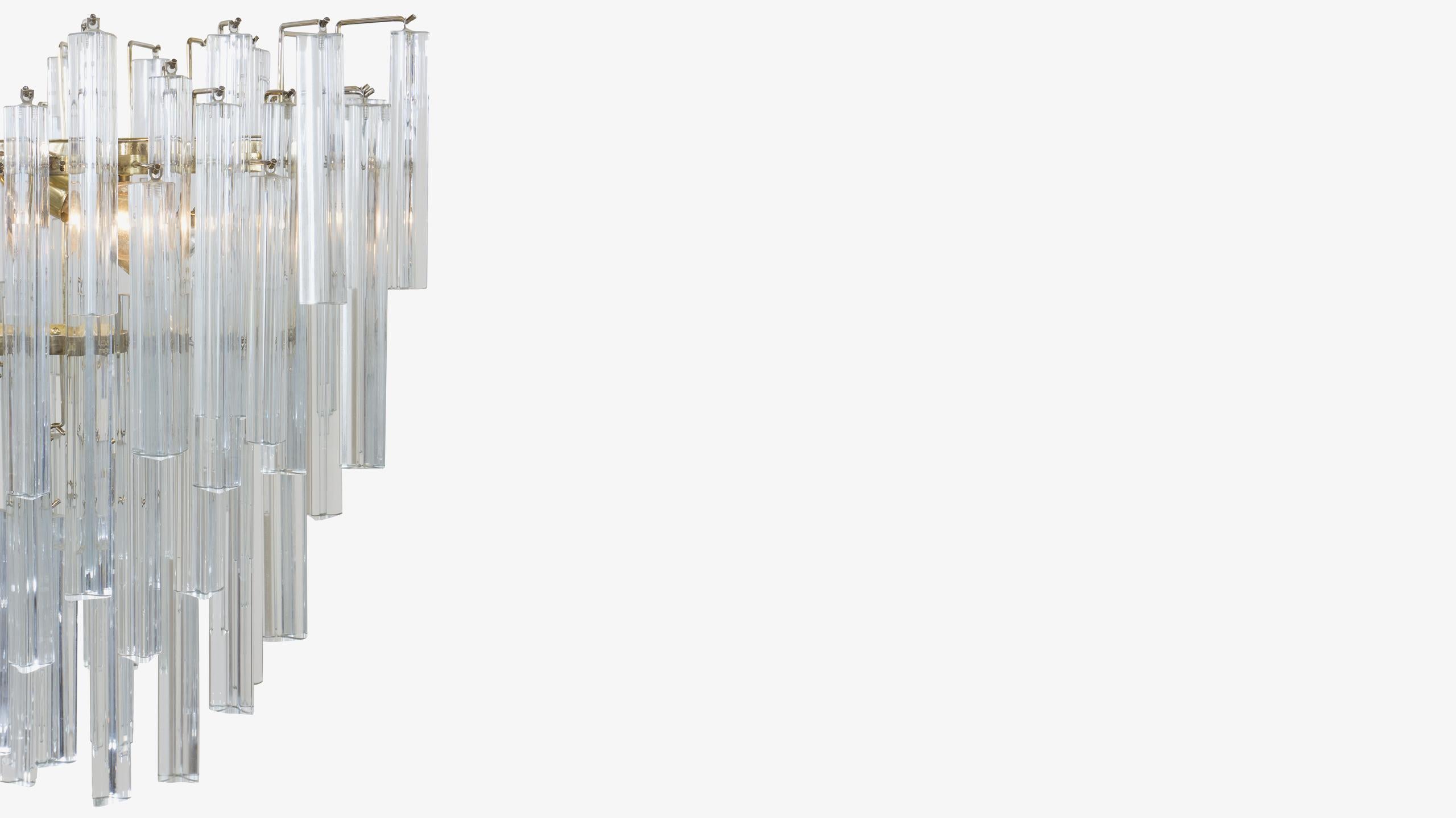 Un classico italiano straordinario. Un imponente lampadario di forma ovale con diversi livelli di eleganti prismi. Con la sua struttura realizzata in ottone, ogni livello ospita innumerevoli bracci in ottone che cullano i prismi intorno al pezzo.