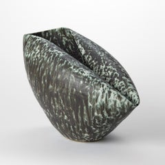 Forme ovale avec glaçure mouchetée verte et noire n° 98 de Nicholas Arroyave-Portela
