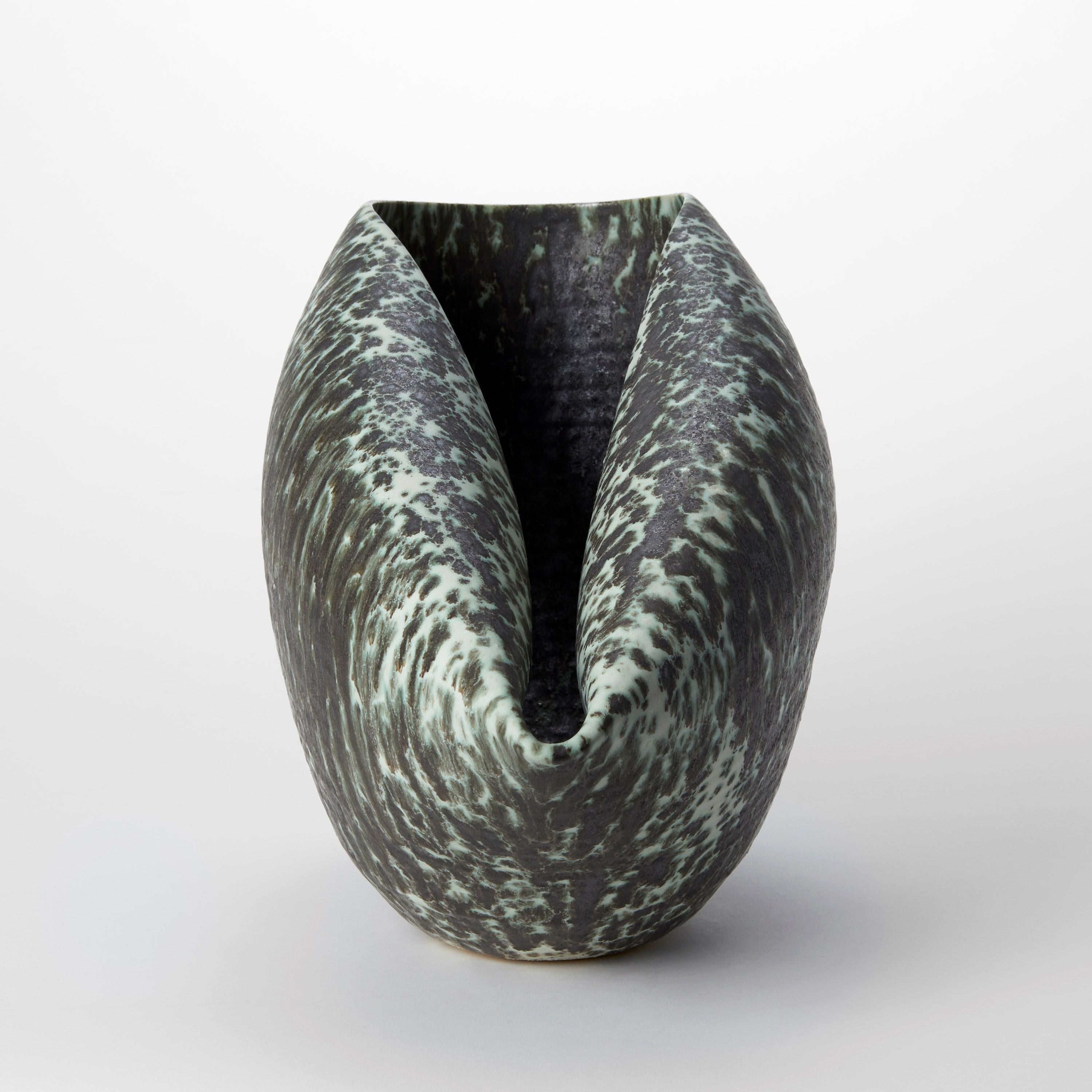 Organico moderno Forma ovale con smalto verde e nero maculato n. 98 di Nicholas Arroyave-Portela in vendita