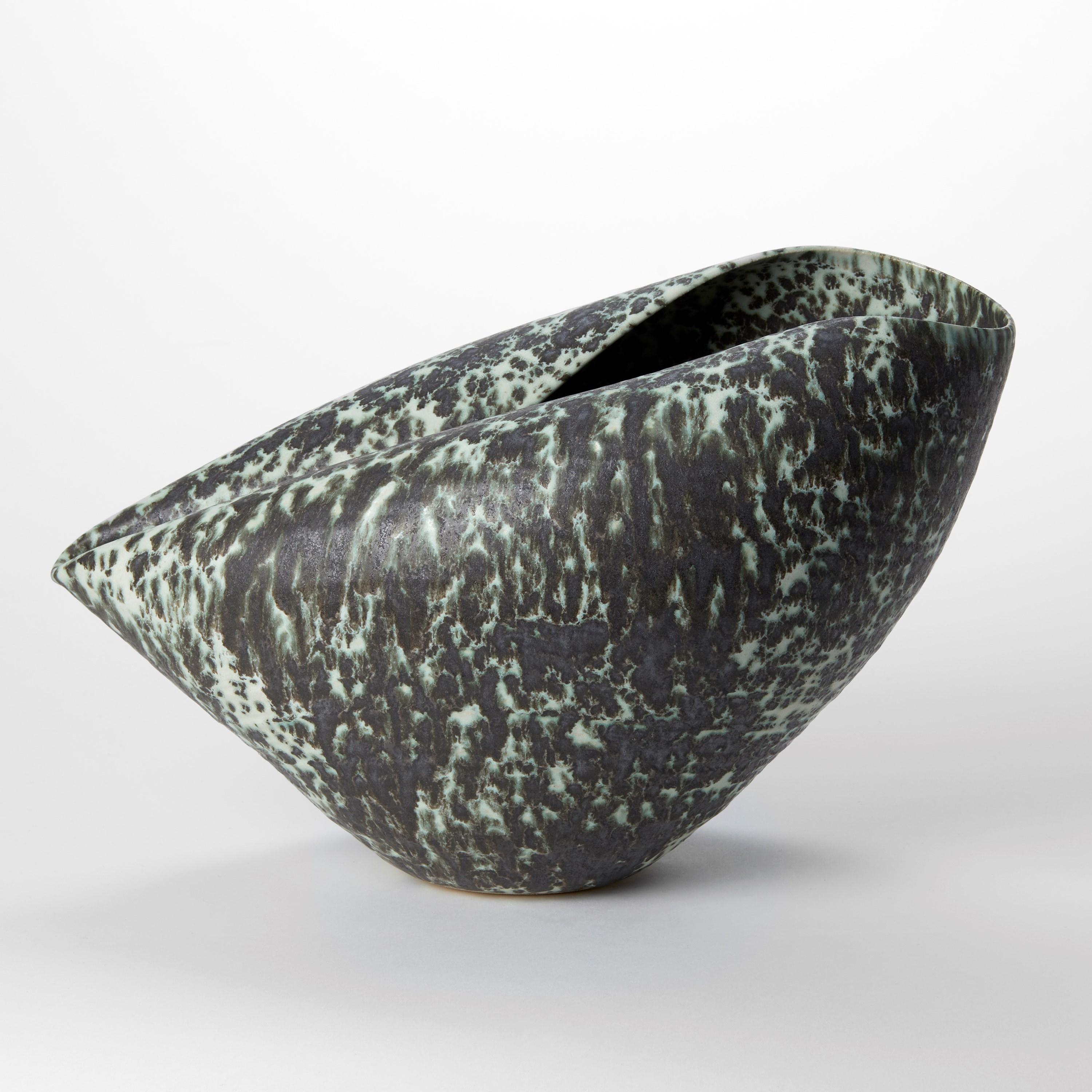 Spagnolo Forma ovale con smalto verde e nero maculato n. 98 di Nicholas Arroyave-Portela in vendita