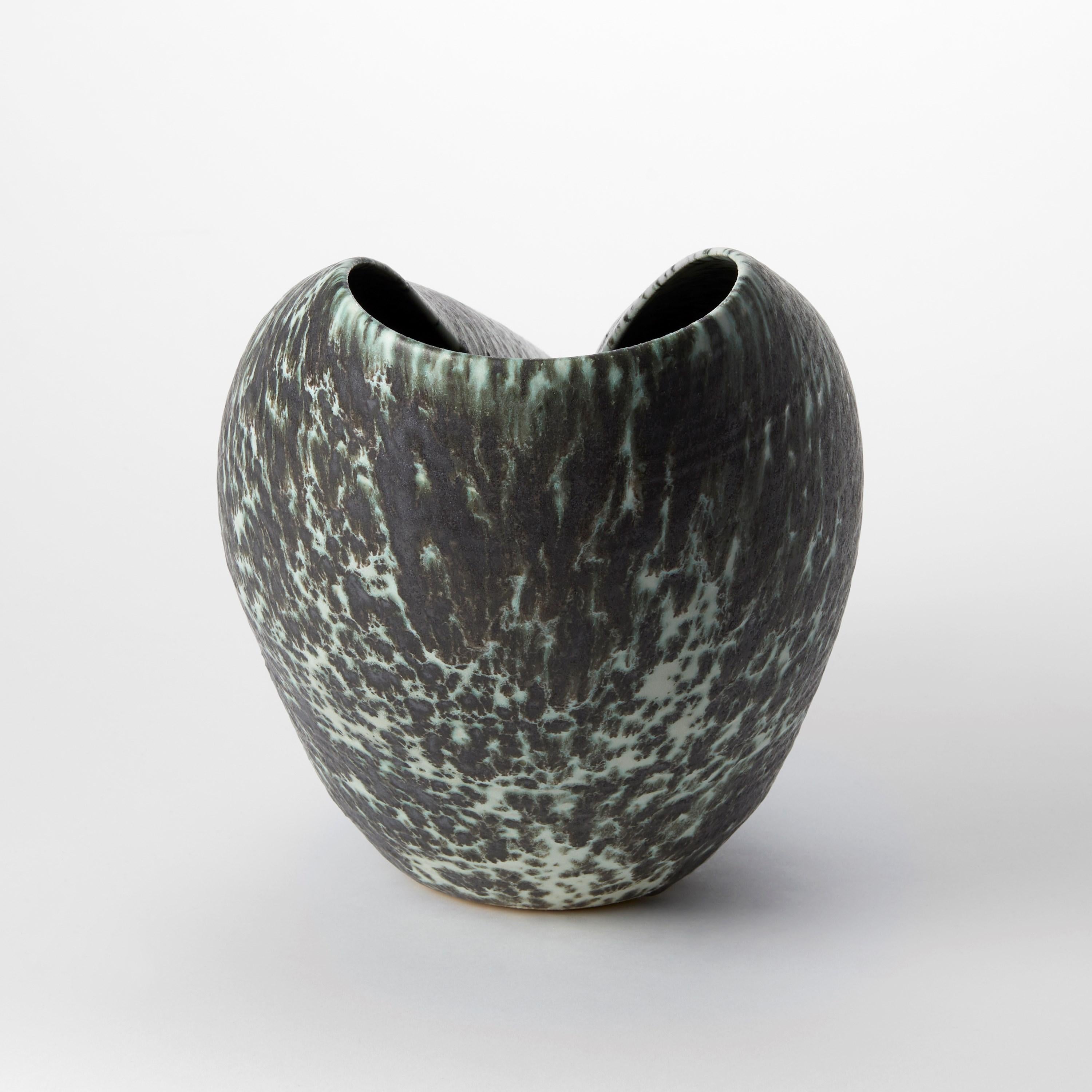 Fatto a mano Forma ovale con smalto verde e nero maculato n. 98 di Nicholas Arroyave-Portela in vendita