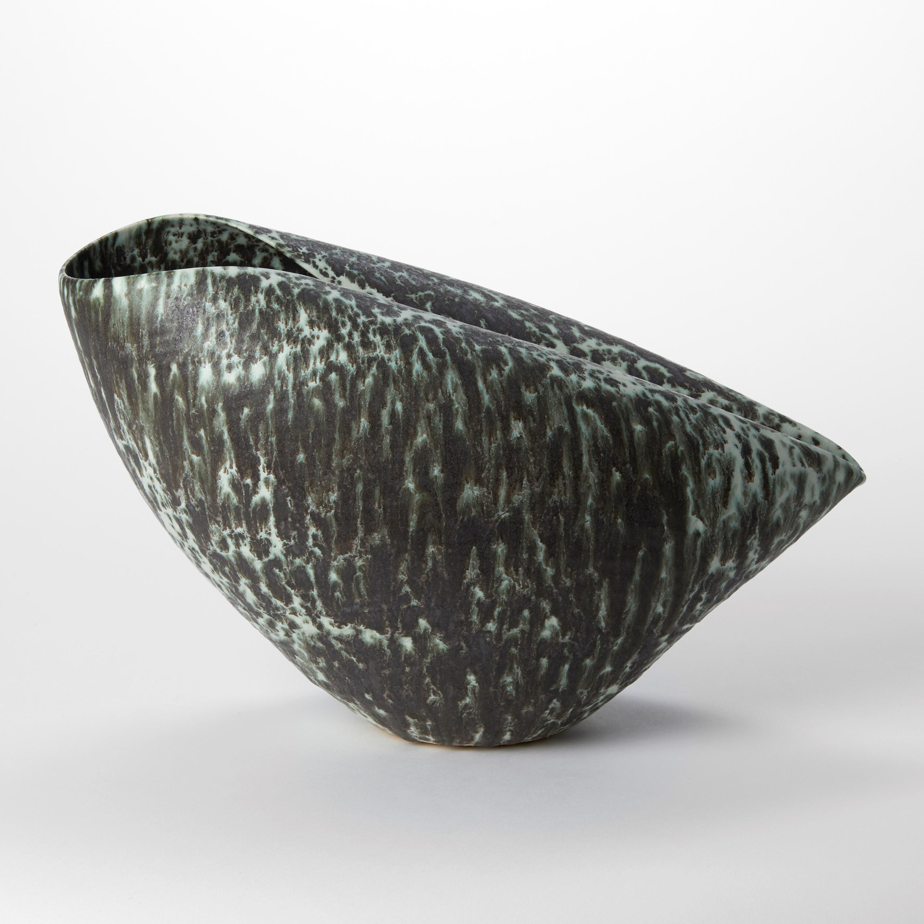 Forma ovale con smalto verde e nero maculato n. 98 di Nicholas Arroyave-Portela In condizioni Nuovo in vendita a London, GB