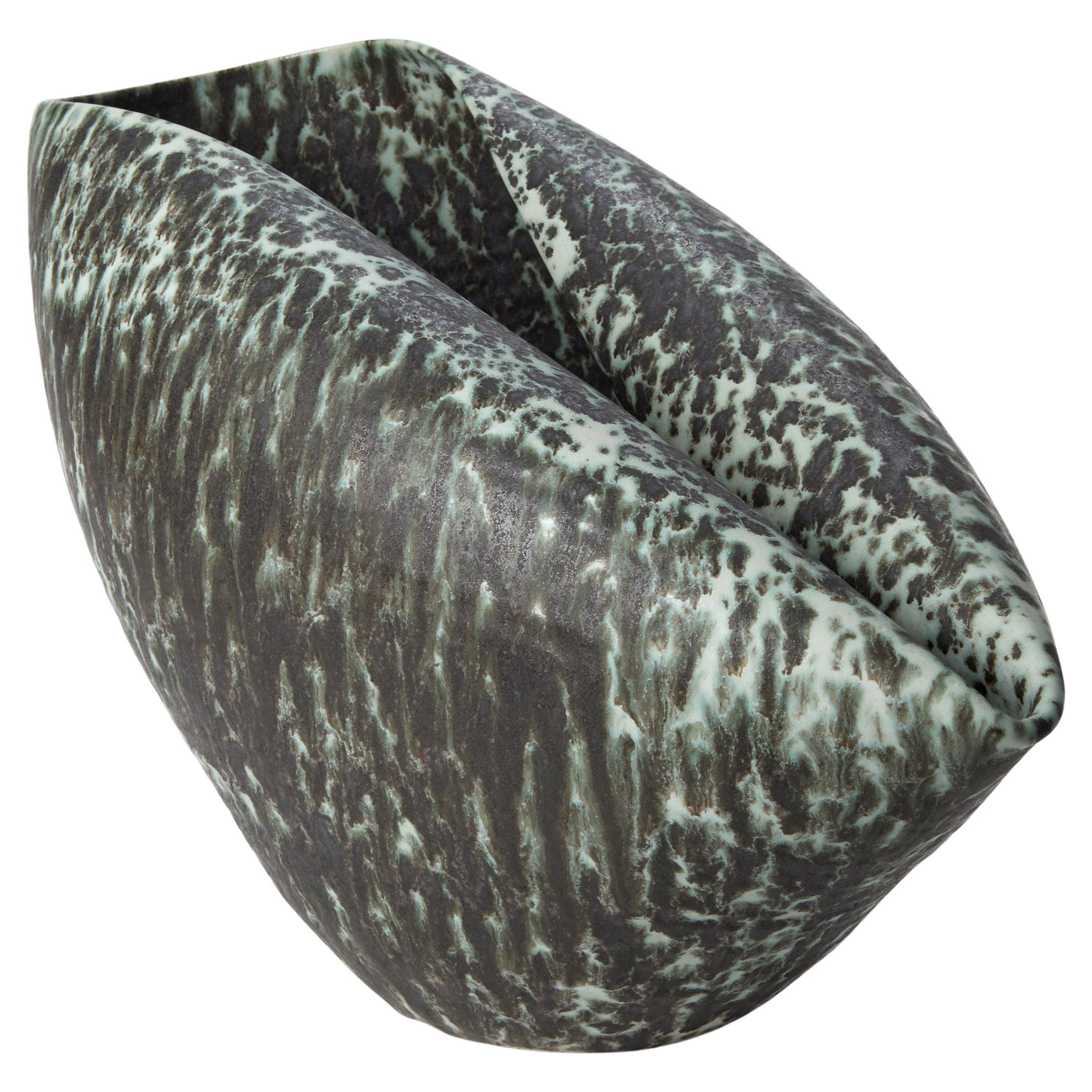 Forma ovale con smalto verde e nero maculato n. 98 di Nicholas Arroyave-Portela