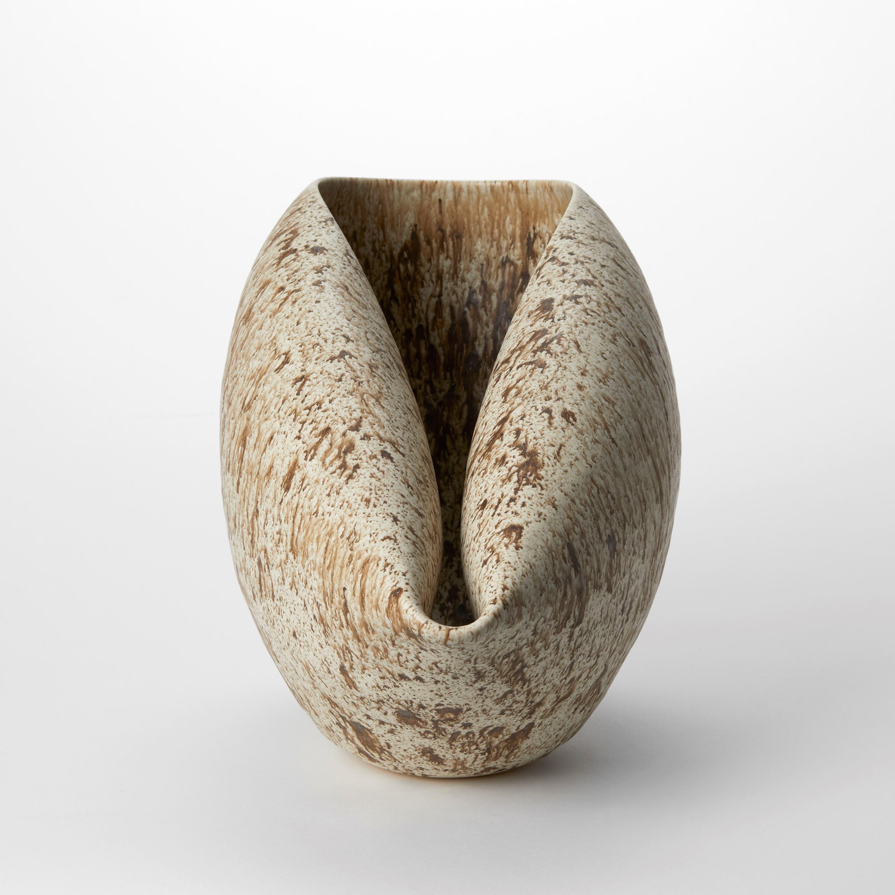 Organico moderno Forma ovale con smalto maculato bianco e marrone n. 99 di Nicholas Arroyave-Portela in vendita