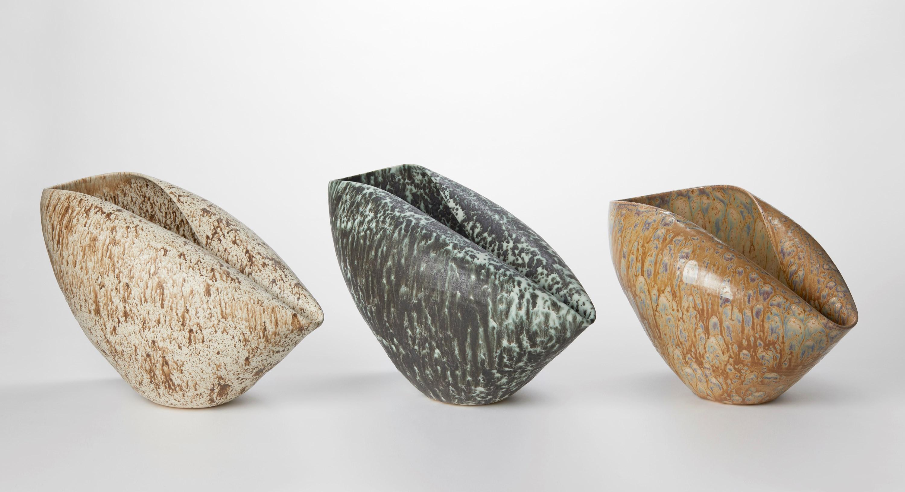 Ceramica Forma ovale con smalto maculato bianco e marrone n. 99 di Nicholas Arroyave-Portela in vendita