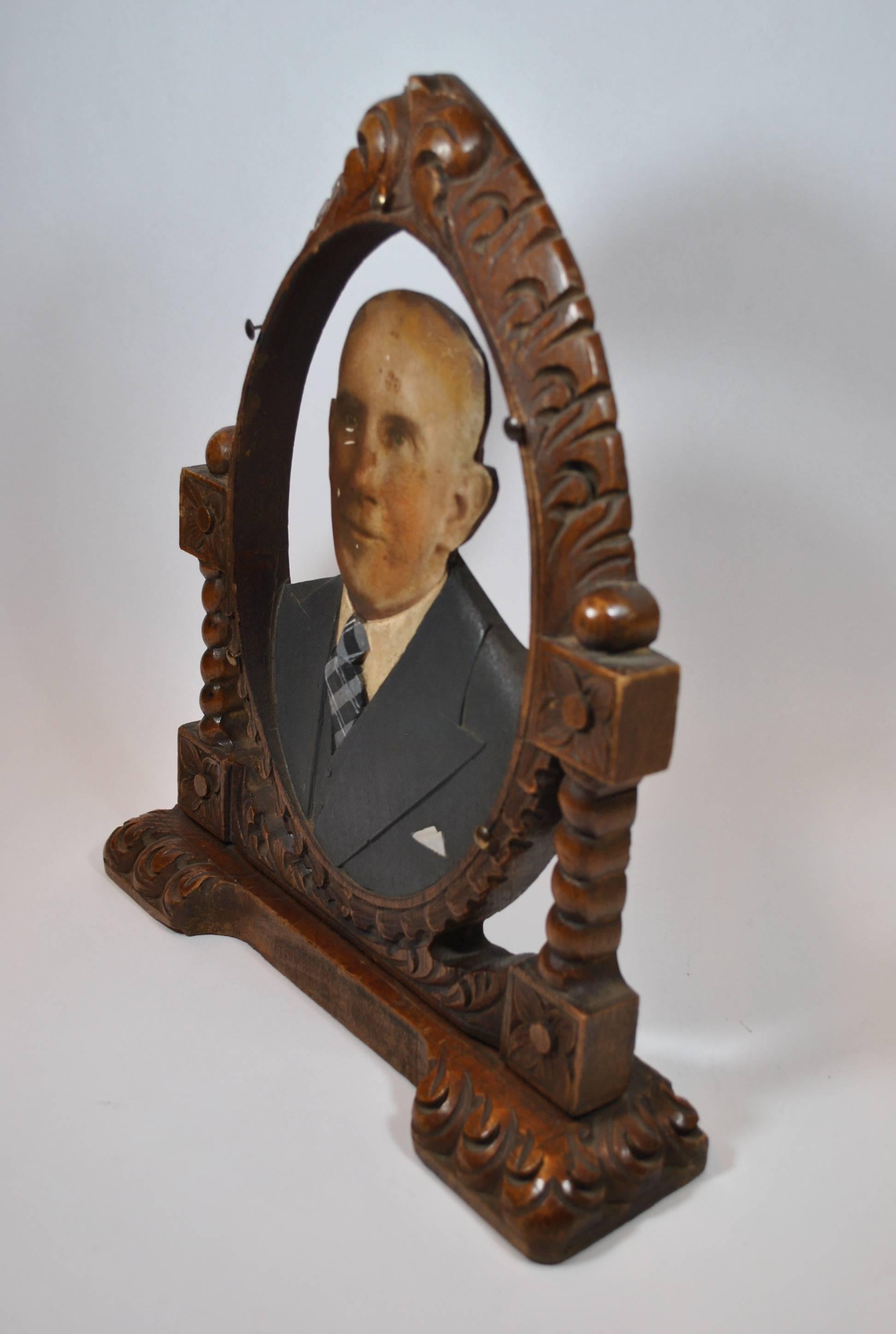 Art déco Fotoescultura ovale de Vieil homme dans un costume bleu