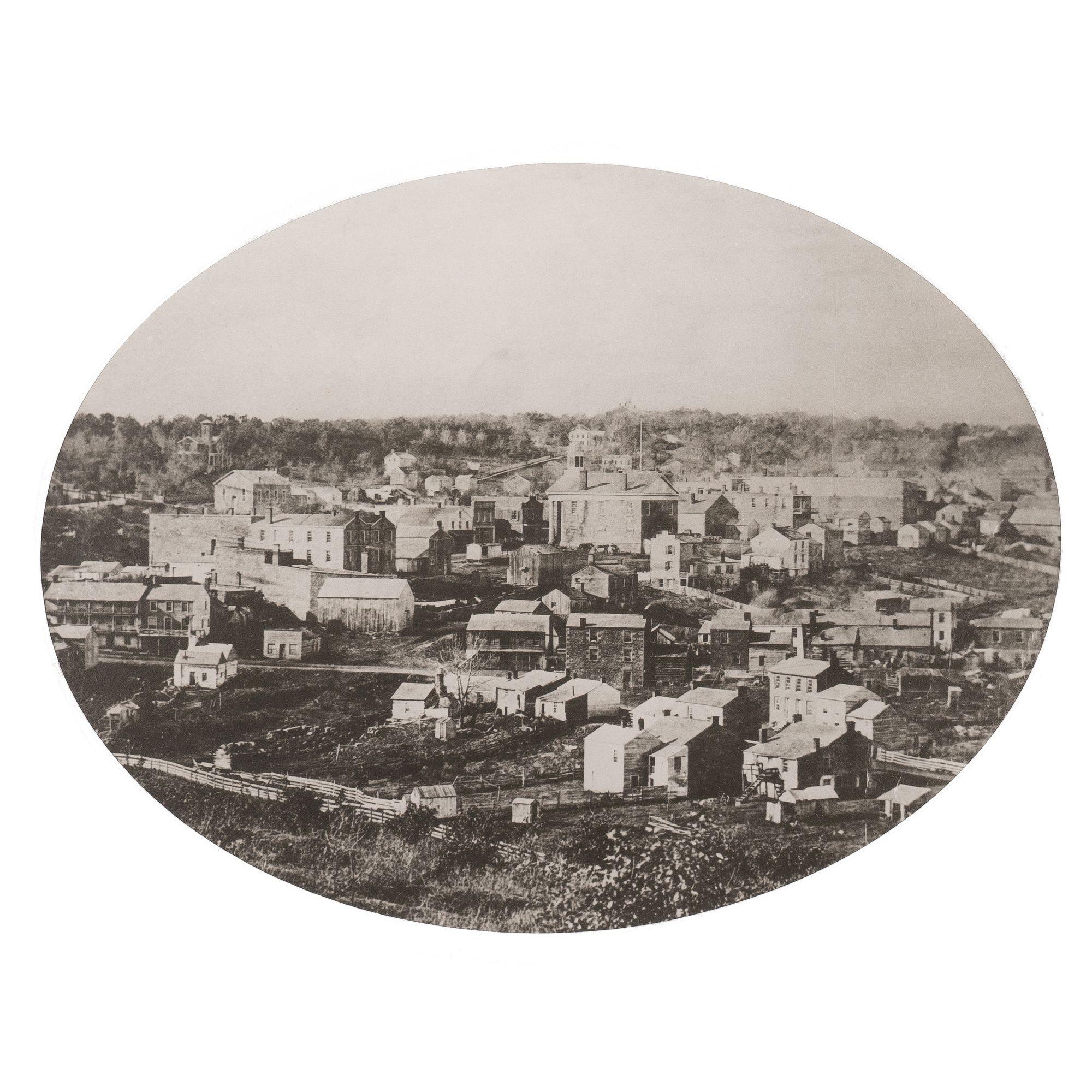 Ovalformatige fotografische Ansicht von Mineral Point, Wisconsin, von Südwesten nach Nordosten. Das Werk ist in eine ovale, blattsilberne Hohlkehle eingefasst.

Amerikaner, Wisconsin, 1850-75.

Abmessungen: 17