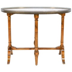 Ovaler französischer Tisch mit Galerie aus Messing