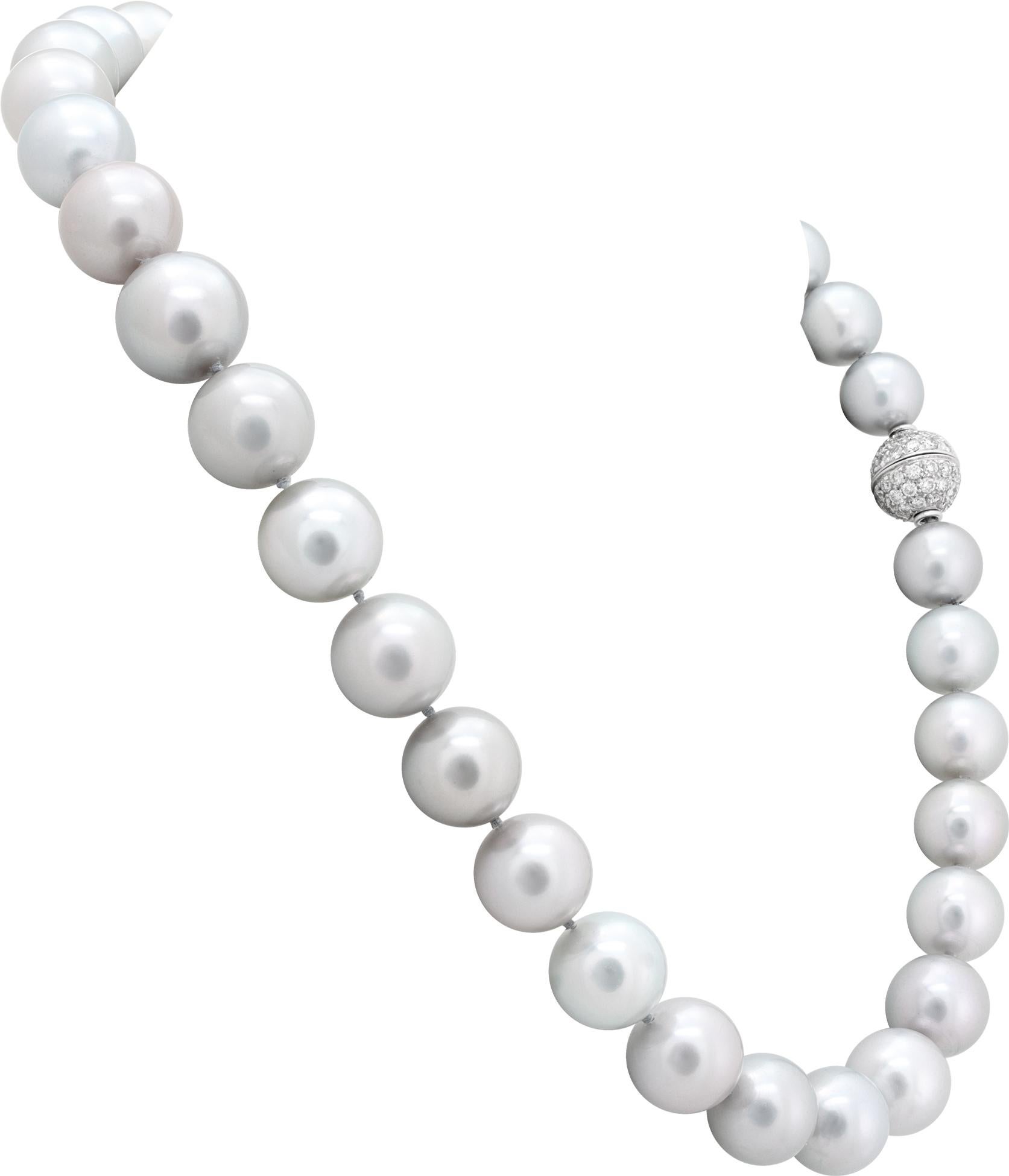 Collier de perles graduées des mers du Sud (14 à 11 mm) avec fermoir en or blanc 14K pavé de diamants. Couleur de teinte gris clair Diamants ronds de taille brillant poids total approximatif : 1,08 carat, estimation:G-H couleur, VS clarté.Longueur