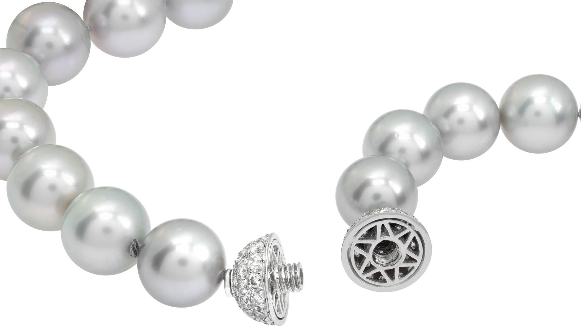 Collier ovale de perles d'eau douce (10 x 13 mm) sur une chaîne en or blanc 18 carats de 15 pouces de long Excellent état - En vente à Surfside, FL