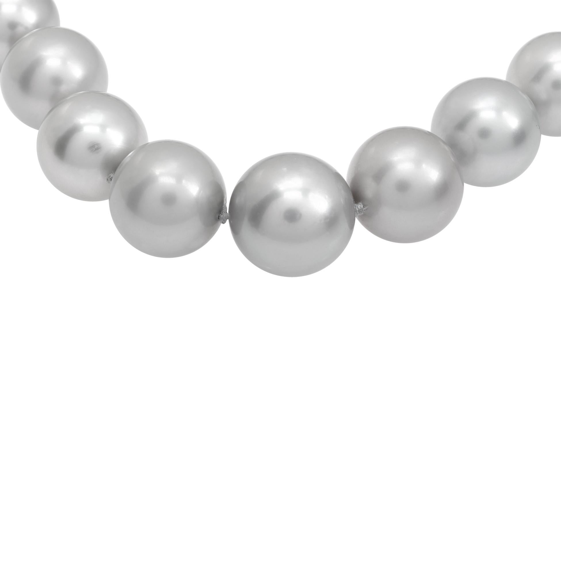 Collier ovale de perles d'eau douce (10 x 13 mm) sur une chaîne en or blanc 18 carats de 15 pouces de long Pour femmes en vente