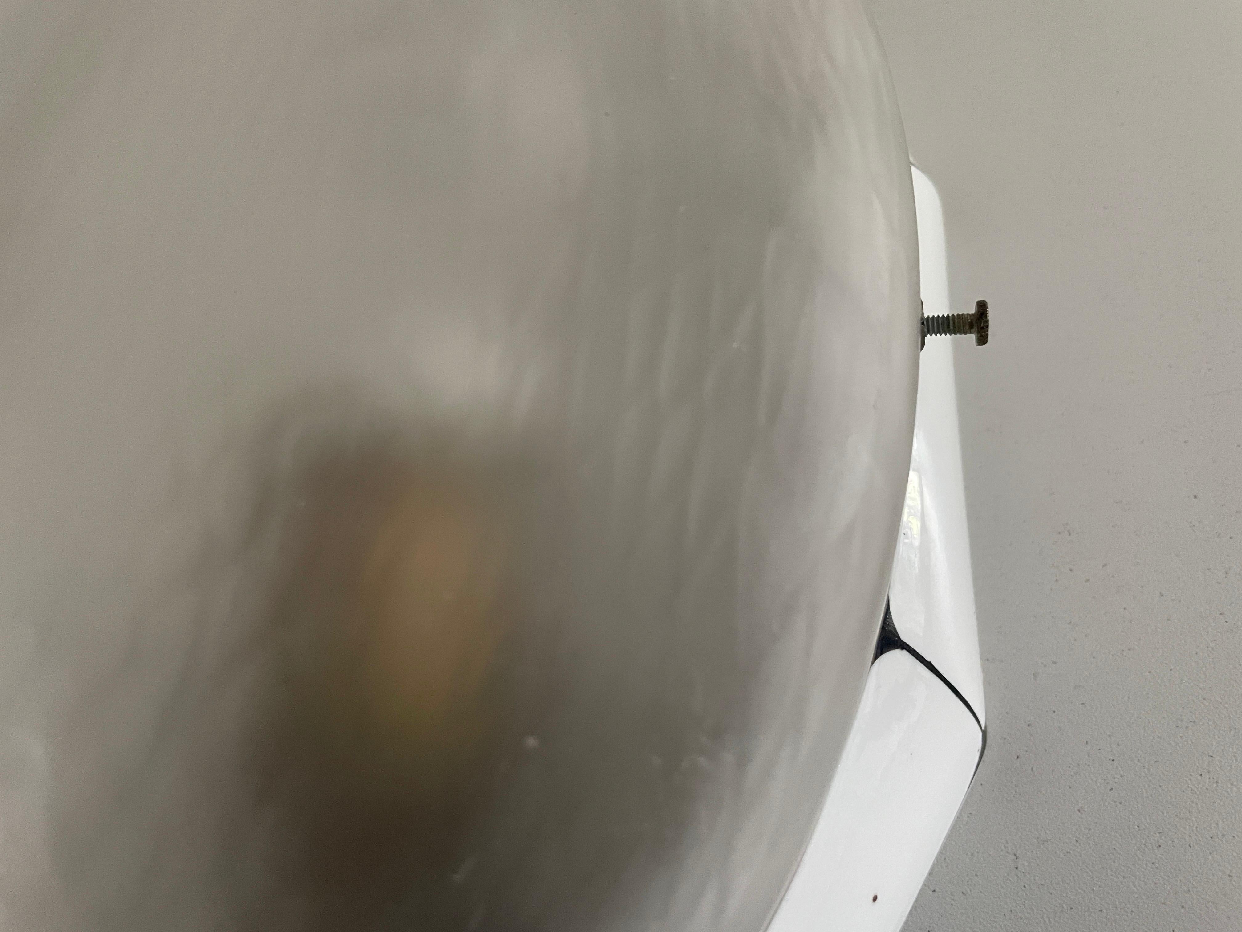 Ovale Wandlampe aus mattiertem Glas und schwarz-weißem Porzellan, 1930er Jahre, Deutschland im Angebot 7