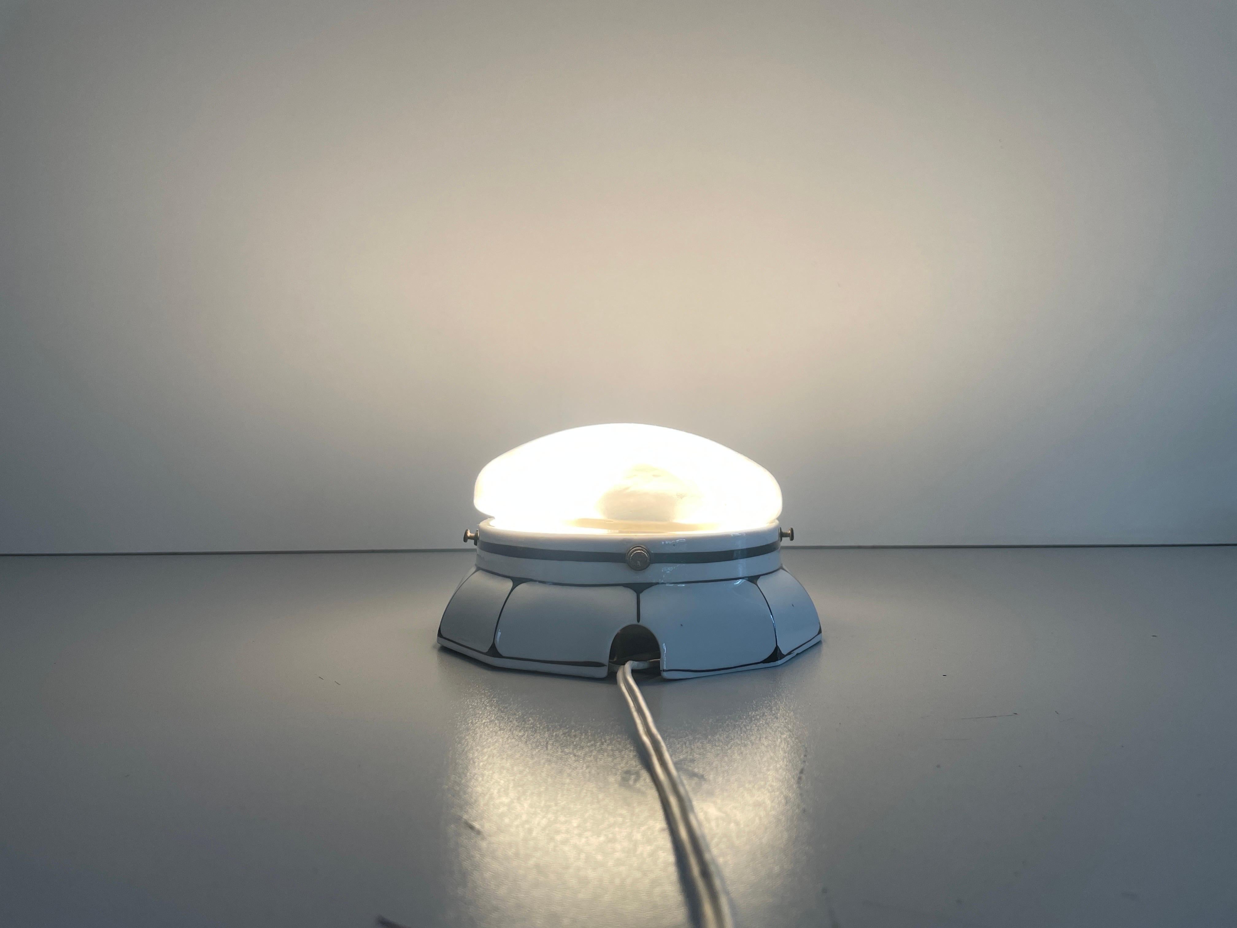 Ovale Wandlampe aus mattiertem Glas und schwarz-weißem Porzellan, 1930er Jahre, Deutschland im Angebot 8