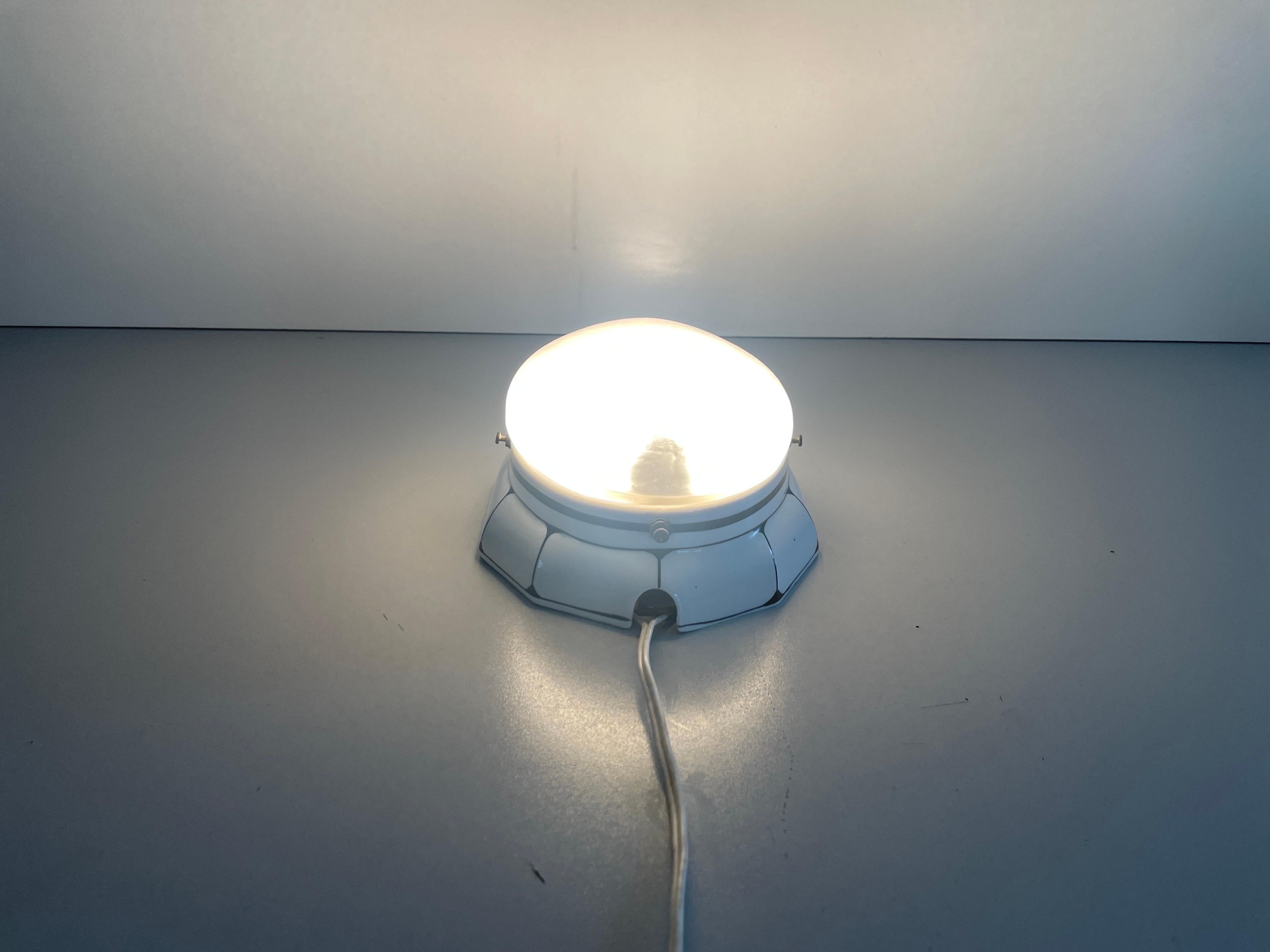 Ovale Wandlampe aus mattiertem Glas und schwarz-weißem Porzellan, 1930er Jahre, Deutschland im Angebot 9