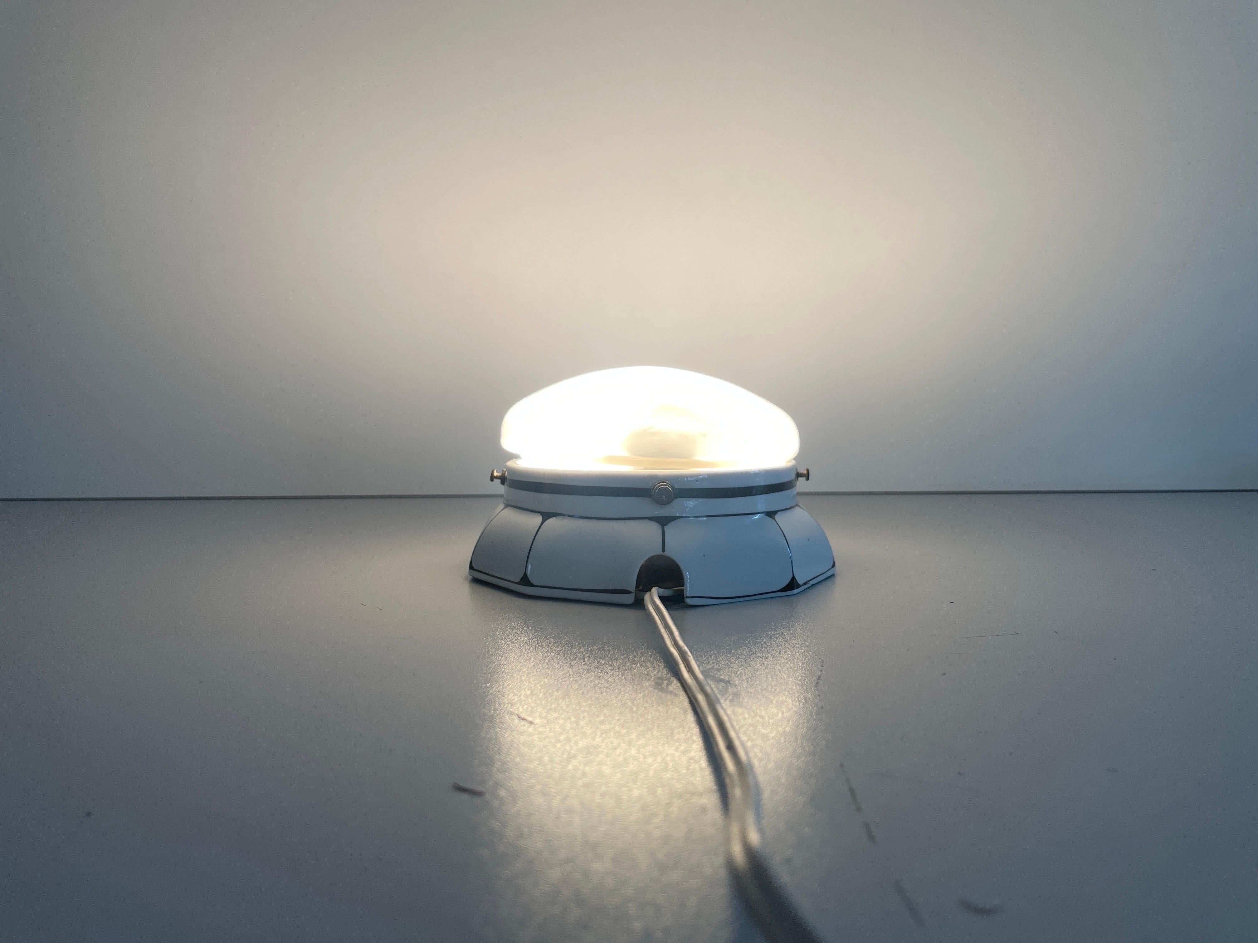 Ovale Wandlampe aus mattiertem Glas und schwarz-weißem Porzellan, 1930er Jahre, Deutschland im Angebot 10