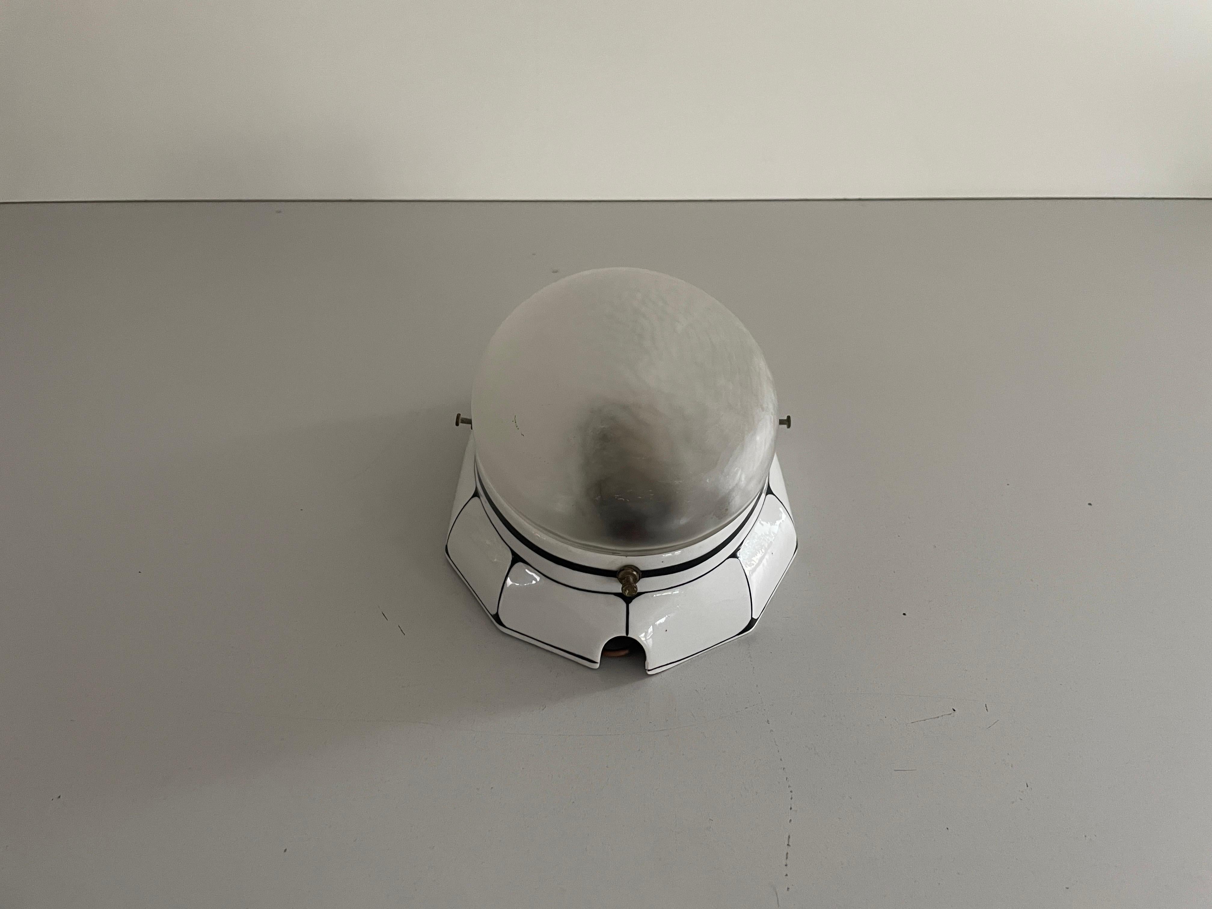 Ovale Wand- oder Deckenleuchte aus mattiertem Glas und schwarz-weißem Porzellan von ges. gesch, 1930er Jahre, Deutschland

Sehr elegante und minimalistische Wandleuchte
Die Lampe ist in sehr gutem Zustand.

Diese Lampen funktionieren mit E27 