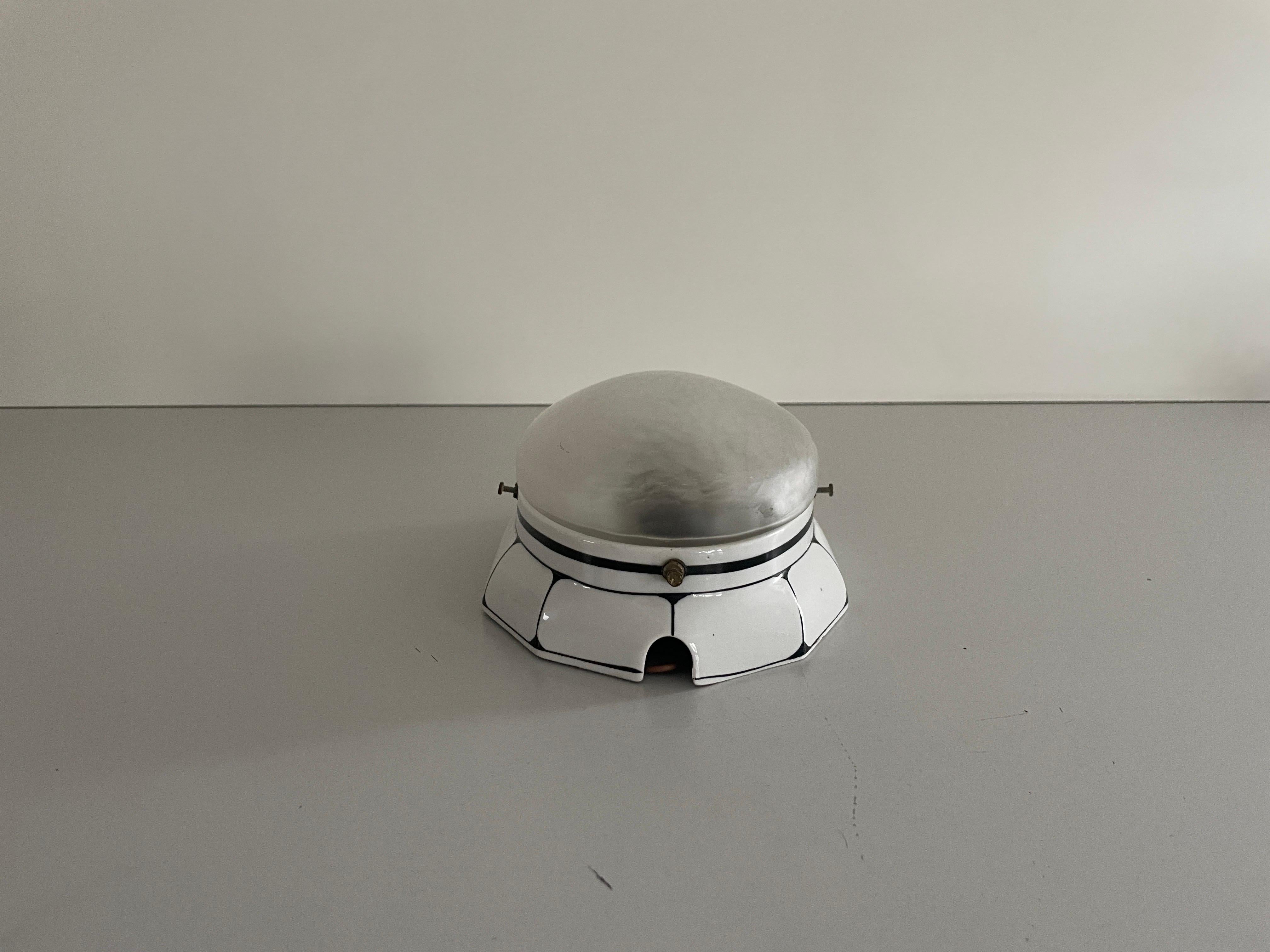 Ovale Wandlampe aus mattiertem Glas und schwarz-weißem Porzellan, 1930er Jahre, Deutschland (Art déco) im Angebot