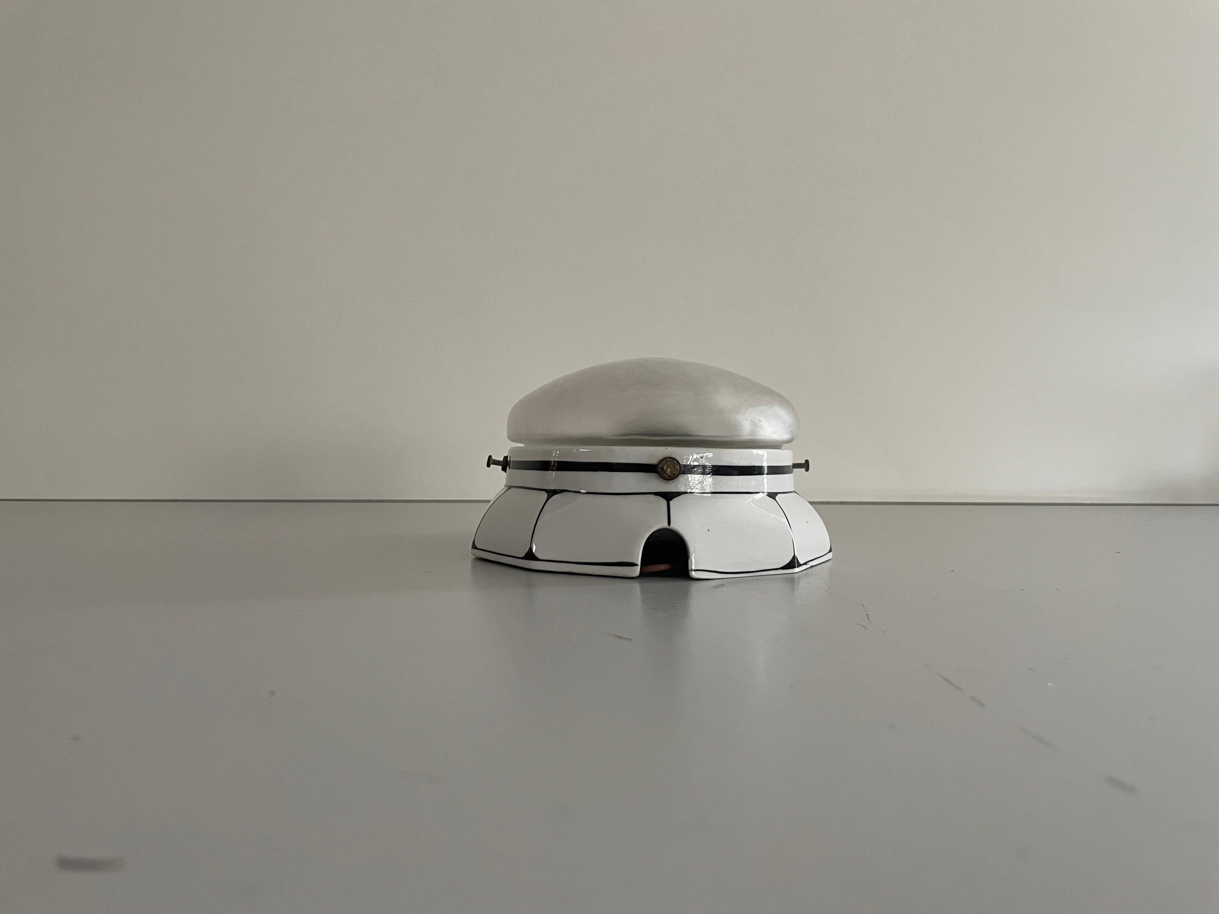 Ovale Wandlampe aus mattiertem Glas und schwarz-weißem Porzellan, 1930er Jahre, Deutschland im Zustand „Hervorragend“ im Angebot in Hagenbach, DE