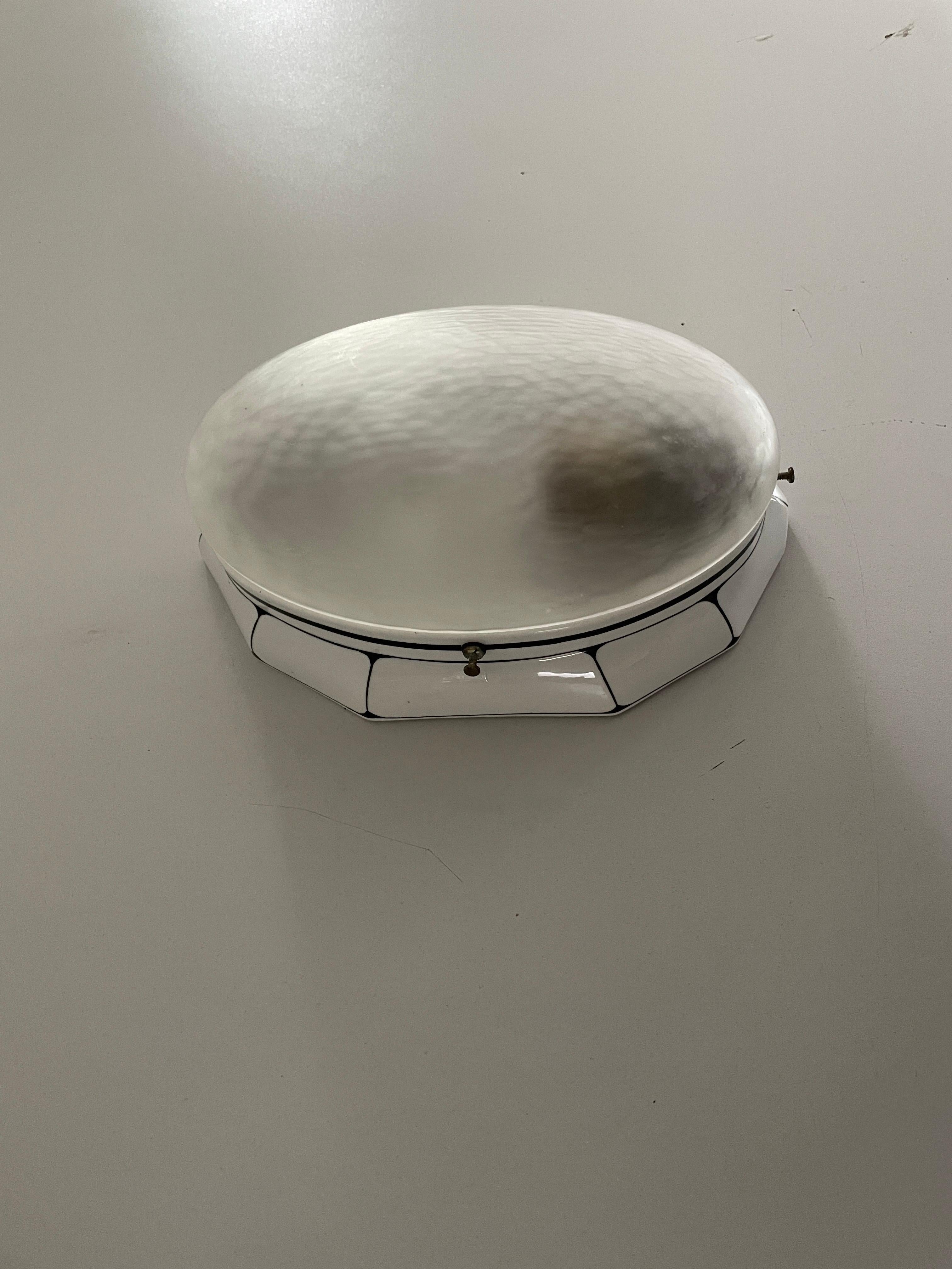 Ovale Wandlampe aus mattiertem Glas und schwarz-weißem Porzellan, 1930er Jahre, Deutschland im Angebot 2