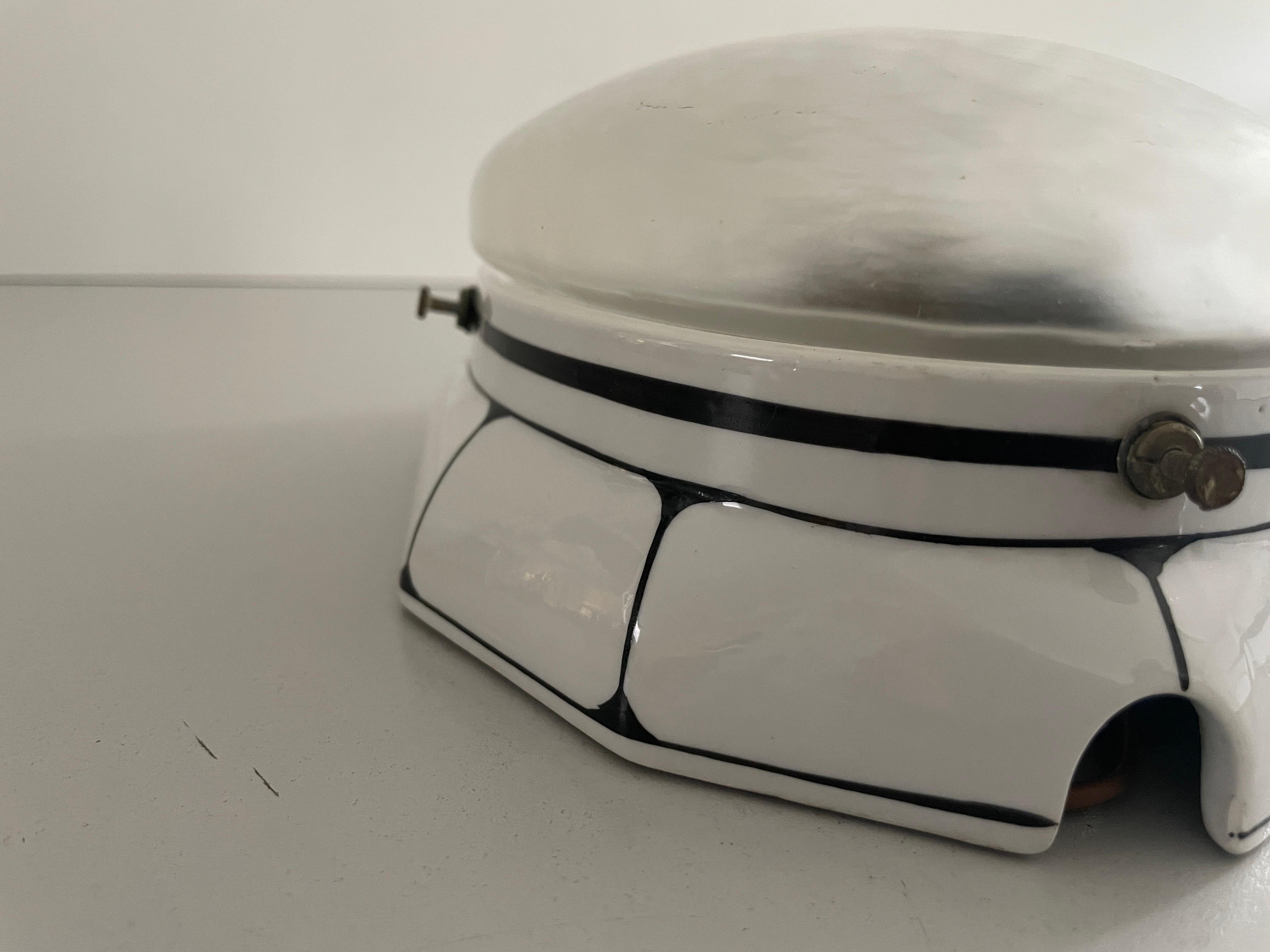 Ovale Wandlampe aus mattiertem Glas und schwarz-weißem Porzellan, 1930er Jahre, Deutschland im Angebot 3